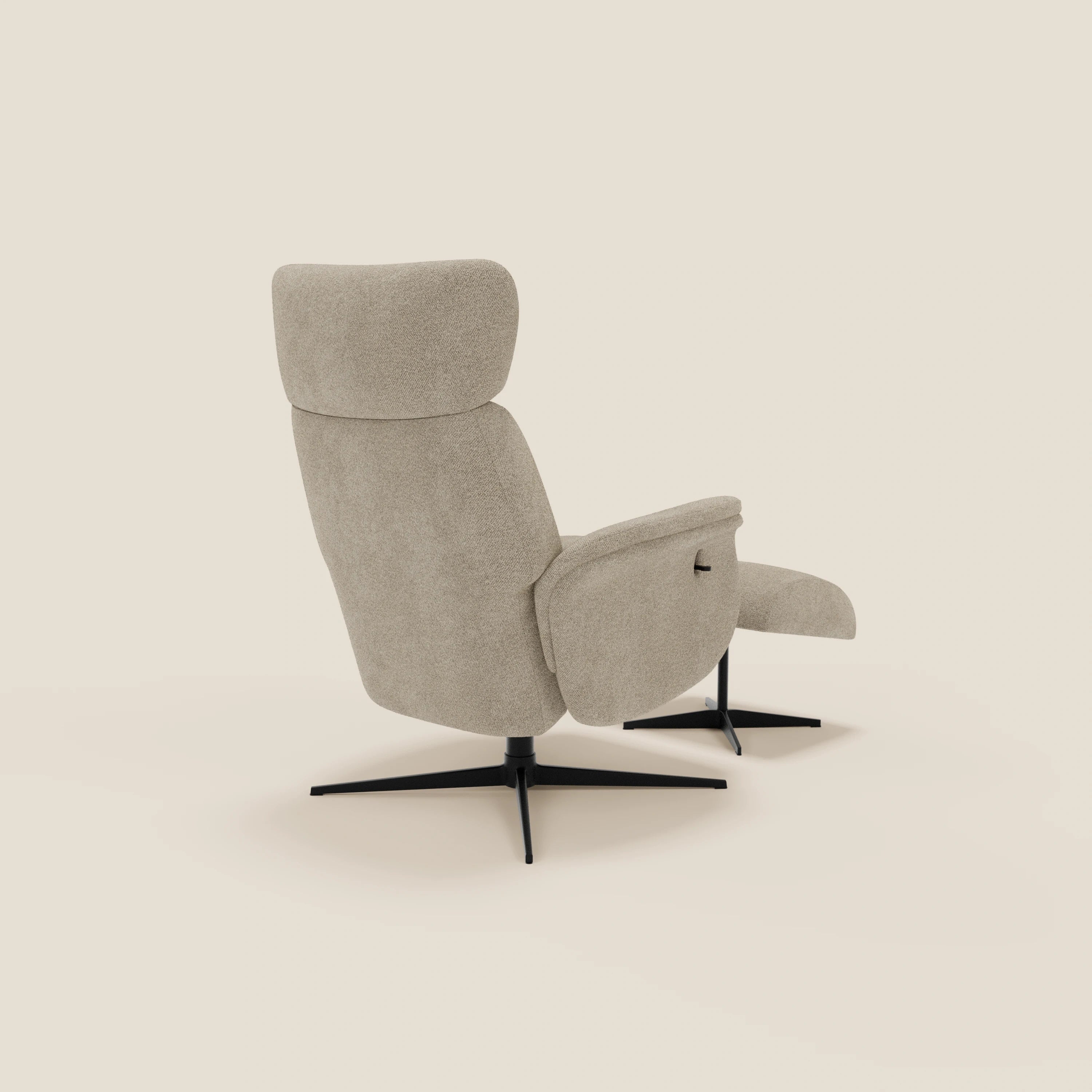 Lunor Poltrona relax reclinabile Divani.Store in tessuto bouclé impermeabile T07 beige, con schienale alto, seduta imbottita, ampi braccioli, pouf poggiapiedi e base girevole nera. Vista posteriore a tre quarti su sfondo chiaro.