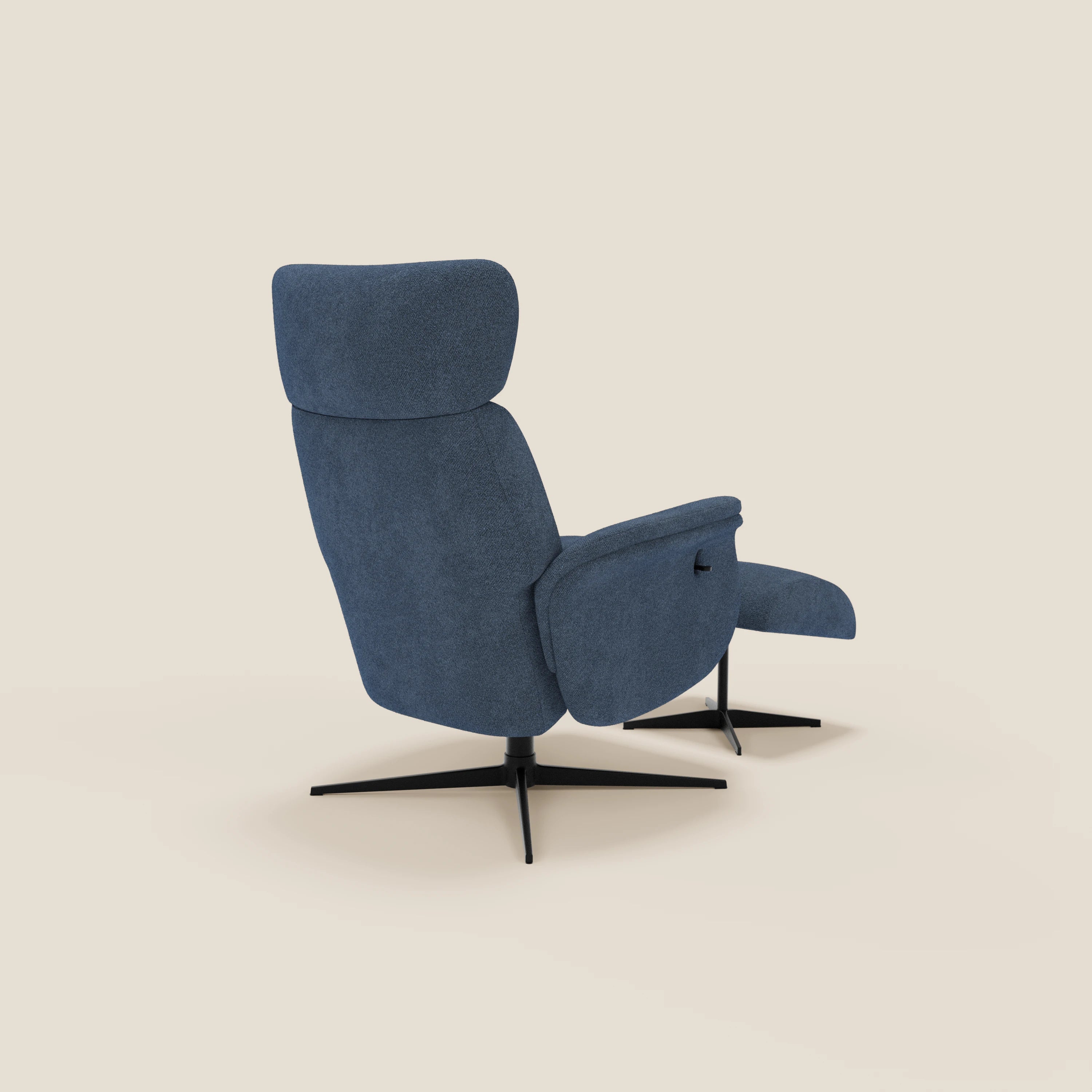 La Poltrona relax Lunor reclinabile con pouf poggiapiedi in tessuto bouclé impermeabile T07 blu di Divani.Store è rappresentata parzialmente reclinata, con schienale alto, braccioli imbottiti e base girevole nera su sfondo bianco sporco.