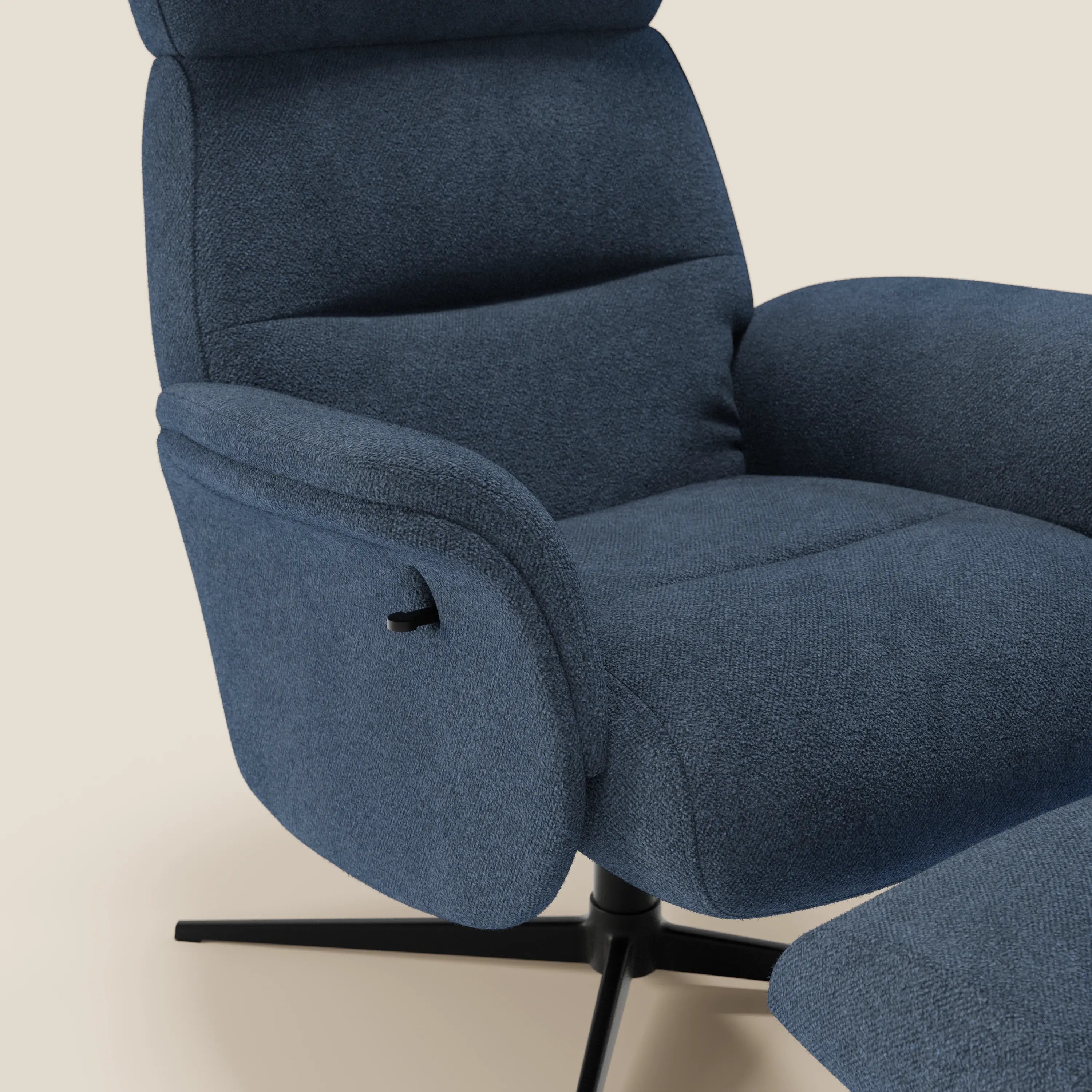 La poltrona relax reclinabile Lunor Poltrona di Divani.Store è caratterizzata da ampi braccioli, schienale alto e base girevole in metallo nero. Rivestita in tessuto bouclé impermeabile T07 blu scuro, viene fornita con un pouf poggiapiedi abbinato.