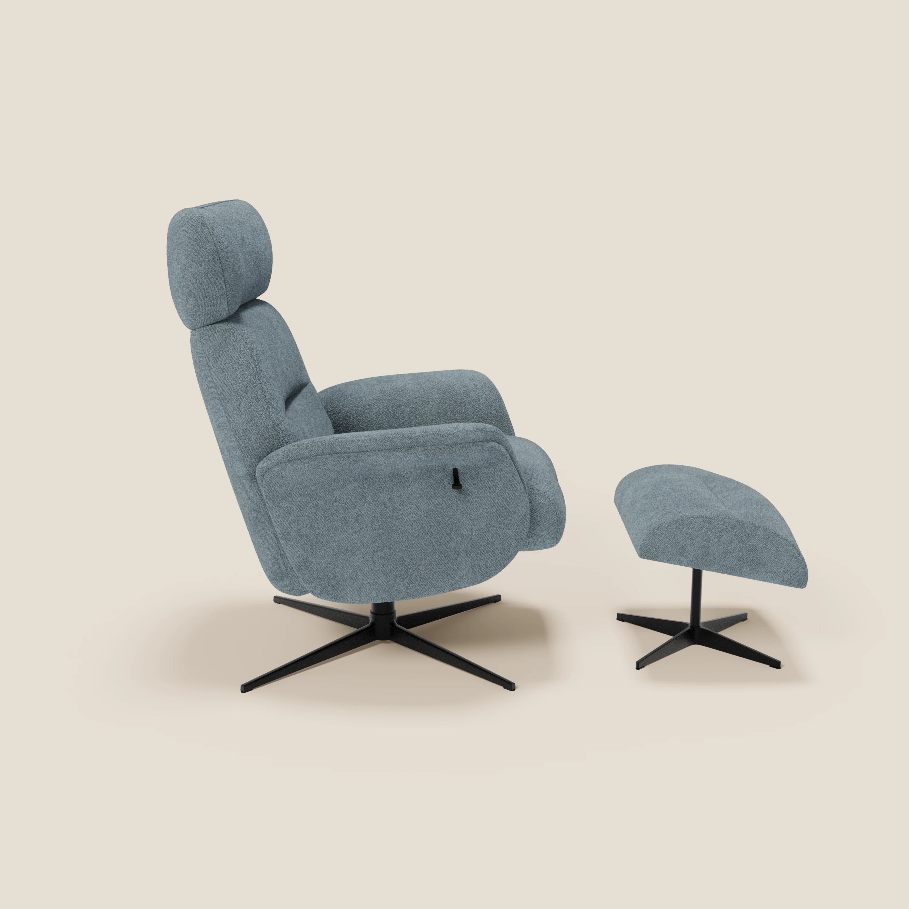 La Poltrona relax reclinabile Lunor di Divani.Store, in bouclé impermeabile T07 carta da zucchero, è caratterizzata da uno schienale alto, braccioli imbottiti, leva di reclinazione e pouf coordinato su basi girevoli nere.