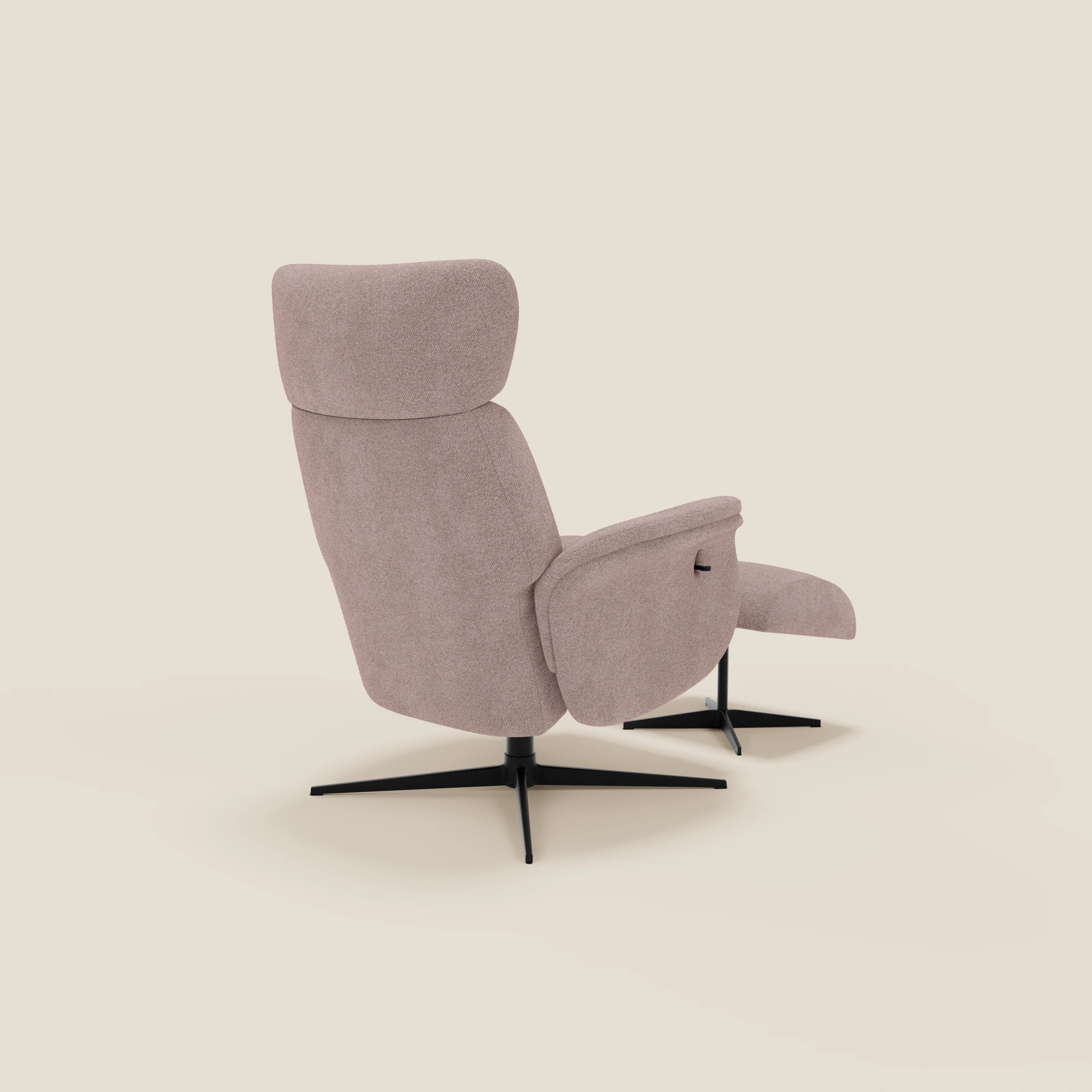 La poltrona relax reclinabile Lunor Poltrona di Divani.Store, vista da un'angolazione posteriore, è rivestita in tessuto bouclé impermeabile rosa T07 e presenta uno schienale alto, braccioli imbottiti e una base girevole nera a forma di stella su uno sfondo bianco sporco.