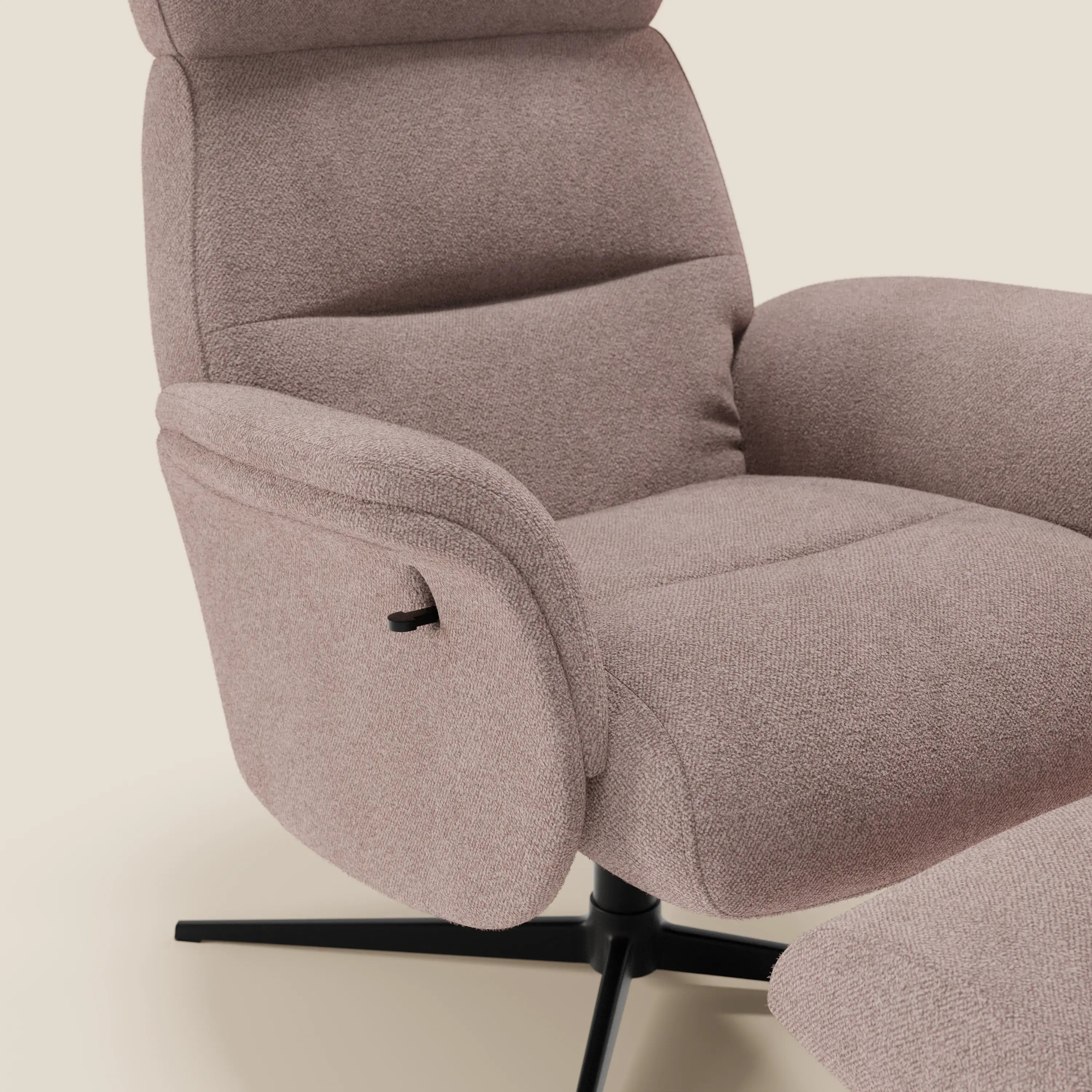 Primo piano di Lunor Poltrona relax reclinabile con pouf poggiapiedi in tessuto bouclé impermeabile T07 rosa di Divani.Store, con imbottitura in peluche color malva, braccioli curvi, leva laterale e base in metallo nera a quattro punte su sfondo beige.