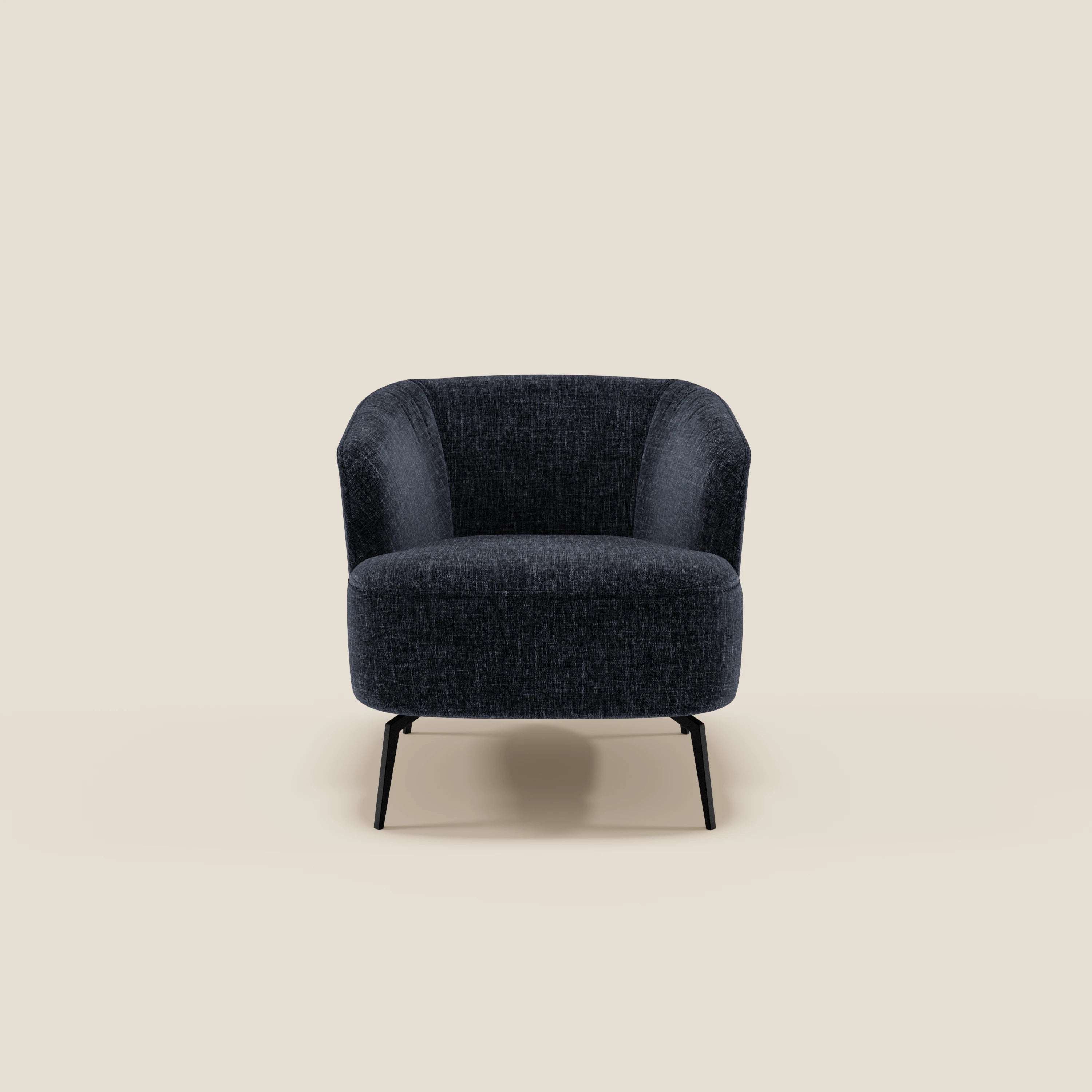 La poltroncina Renoa di Divani.Store è caratterizzata da un design moderno con tessuto smacchiabile T24 blu notte, schienale arrotondato, braccioli svasati e quattro sottili gambe in metallo nero: un'espressione di stile minimalista e contemporaneo.
