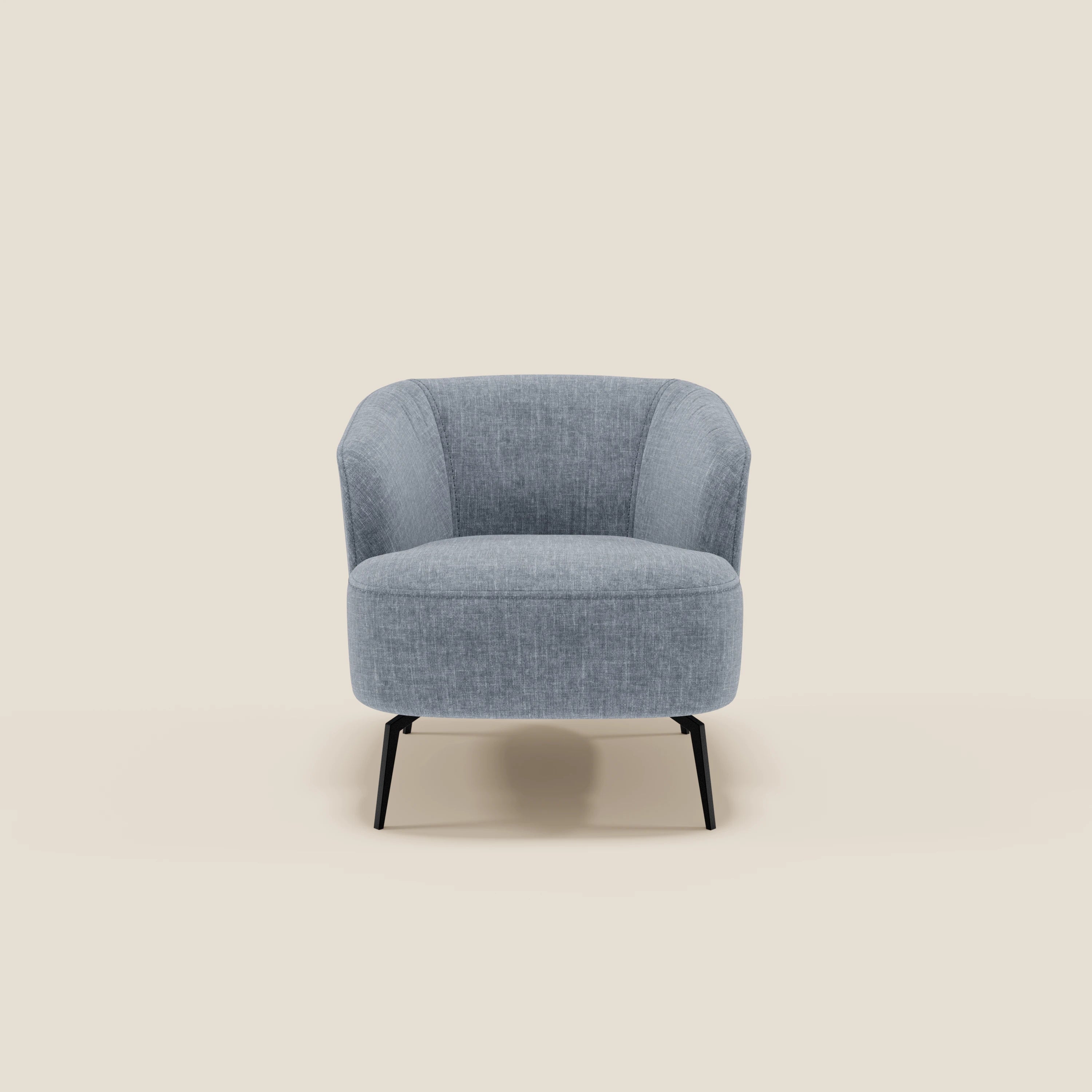 La poltroncina Renoa di Divani.Store ha un design moderno in tessuto smacchiabile T24 carta da zucchero, con schienale curvo, braccioli, seduta imbottita e sottili gambe in metallo nero. In un contesto di bianco sporco, per un look contemporaneo.