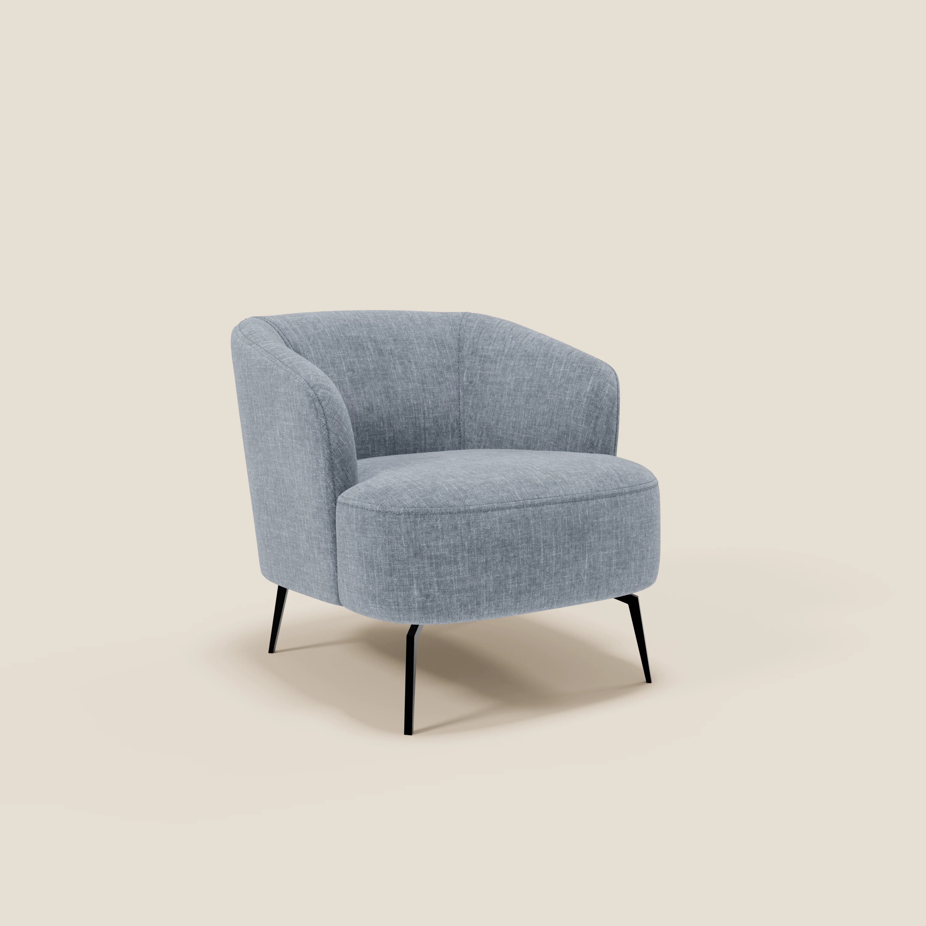 La poltroncina Renoa di Divani.Store è caratterizzata da un elegante tessuto T24 carta da zucchero antimacchia, da uno schienale e da un cuscino di seduta arrotondati, da sottili gambe in metallo nero, e offre un comfort avvolgente con un look contemporaneo.