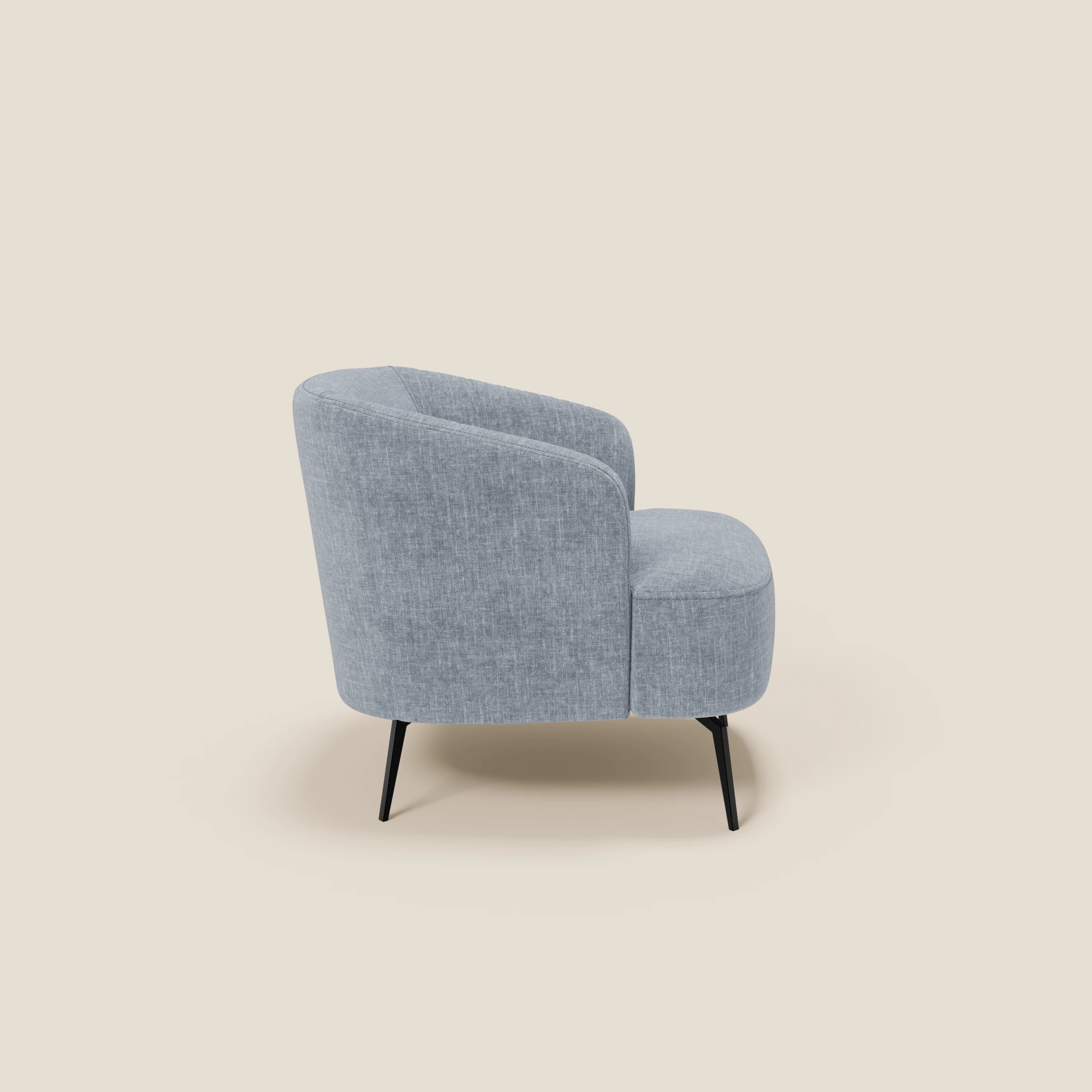 La poltroncina Renoa dall'eleganza moderna di Divani.Store, rivestita in tessuto smacchiabile T24 carta da zucchero, è caratterizzata da uno schienale e una seduta curvilinei con quattro sottili gambe in metallo nero, raffigurate lateralmente su sfondo beige.