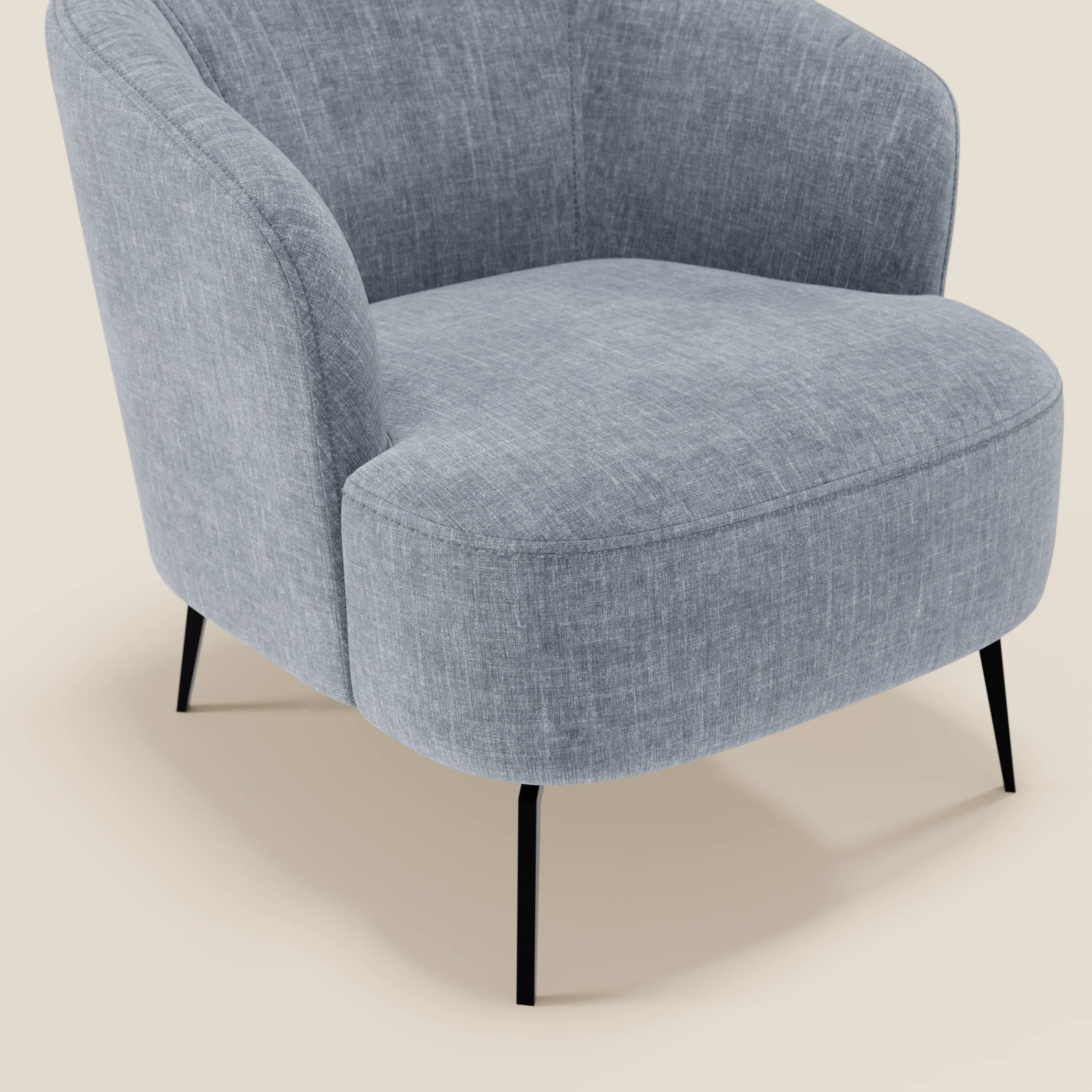 La poltroncina Renoa di Divani.Store, in tessuto smacchiabile T24 carta da zucchero, presenta uno schienale e una seduta arrotondati per garantire il massimo comfort e poggia su quattro sottili gambe in metallo nero, perfette per un salotto moderno e minimalista.