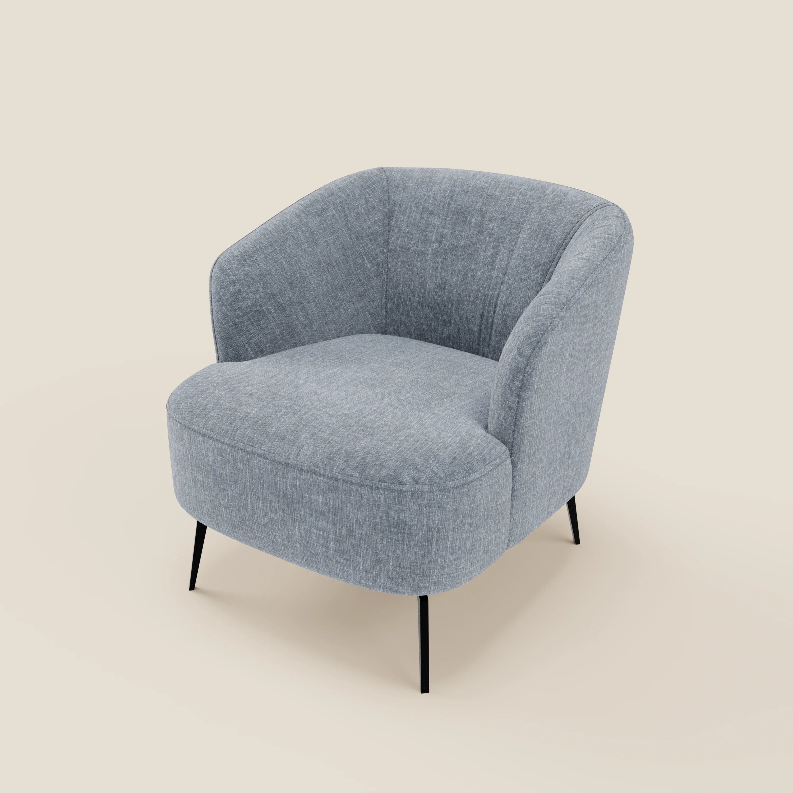La poltroncina Renoa di Divani.Store è caratterizzata da un moderno schienale curvo e braccioli, rivestiti in tessuto antimacchia T24 carta da zucchero, con un'ampia seduta su sottili gambe in metallo nero. In questo caso, lo sfondo è beige chiaro.