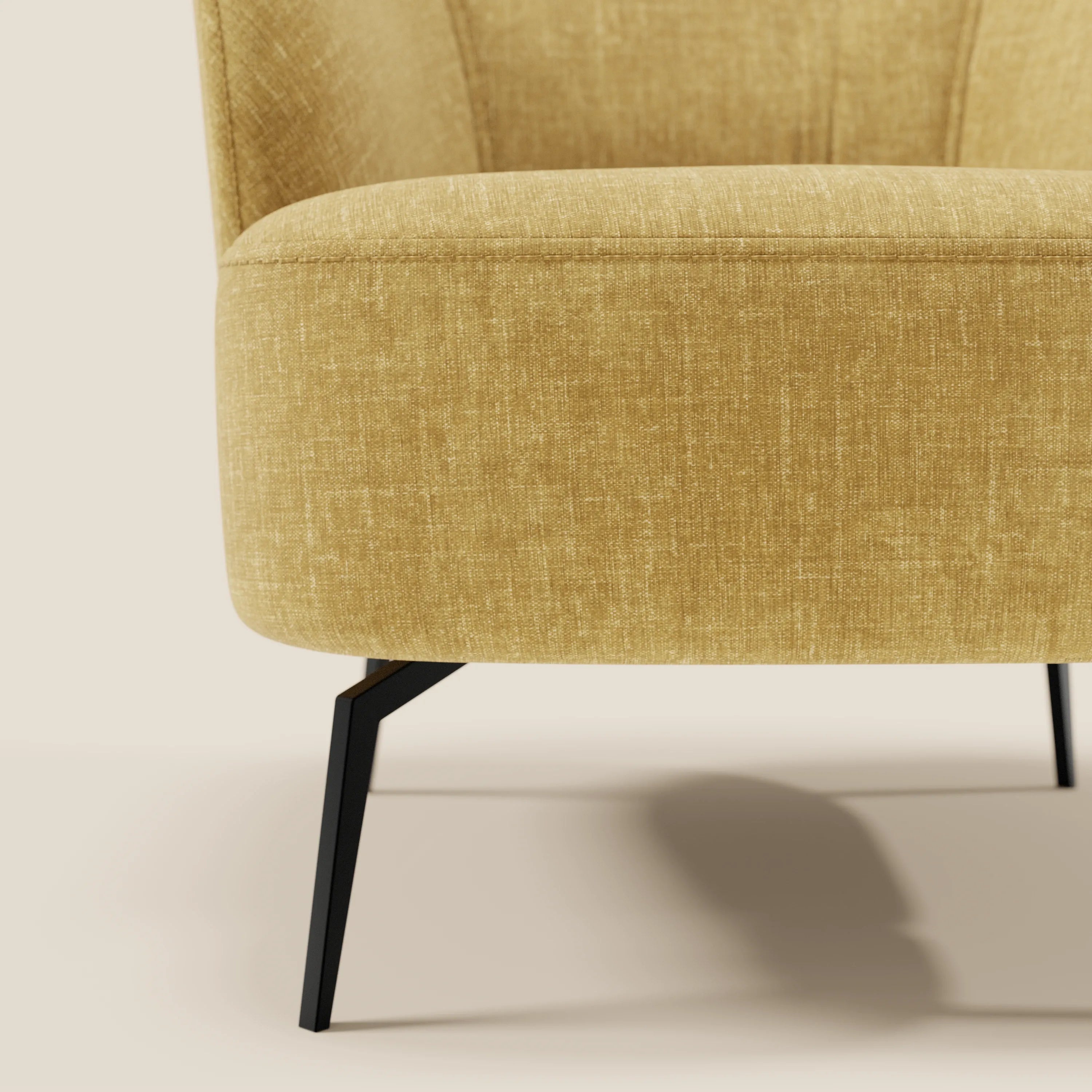 Primo piano della poltroncina Renoa di Divani.Store: elegante e moderna seduta in tessuto smacchiabile T24 giallo con eleganti gambe in metallo nero. Lo sfondo beige semplice ne evidenzia le linee pulite e il design contemporaneo.