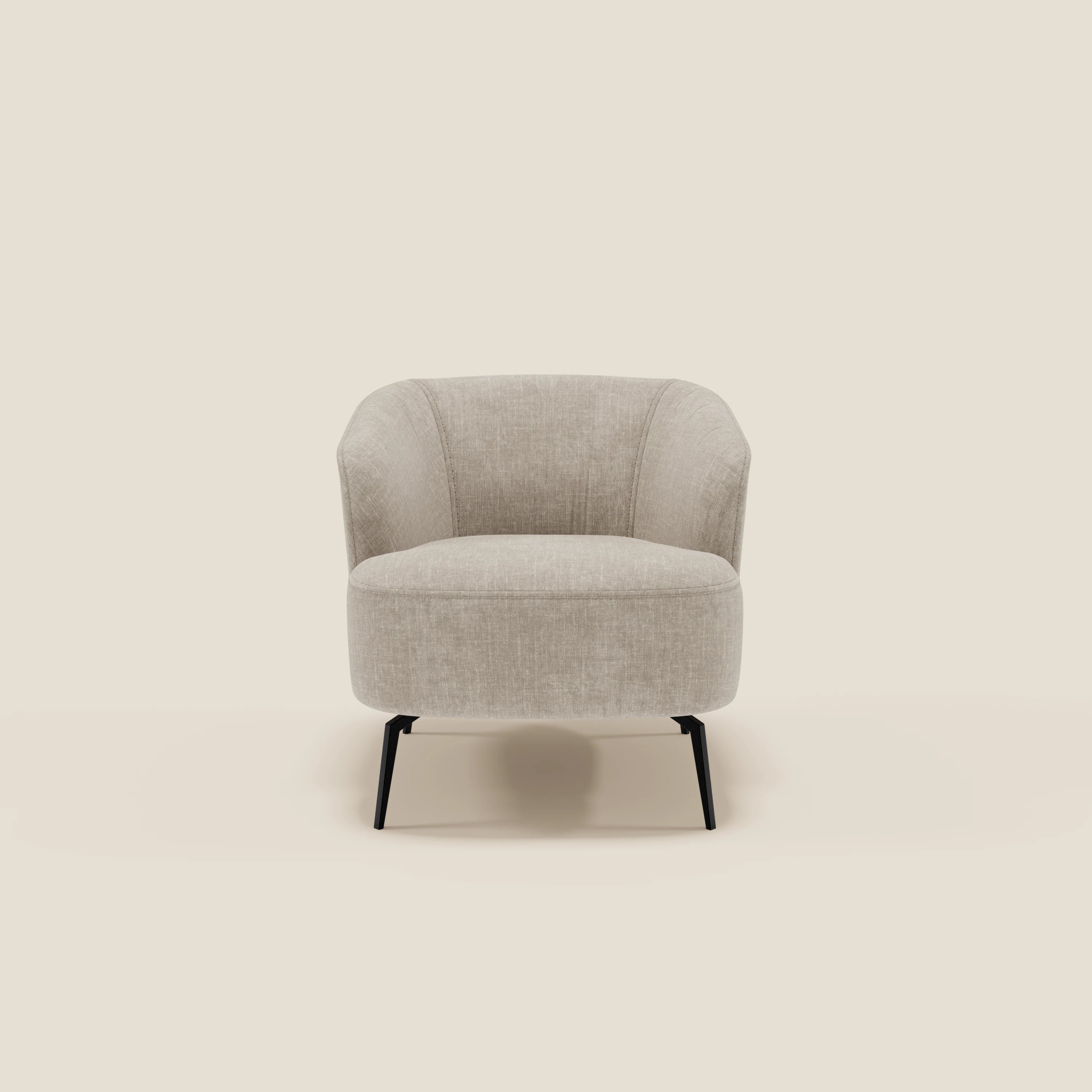 La poltroncina Renoa di Divani.Store, in tessuto smacchiabile T24 lino chiaro, è caratterizzata da un design moderno con schienale e seduta arrotondati, sottili gambe in metallo nero e un morbido rivestimento strutturato su uno sfondo bianco sporco.