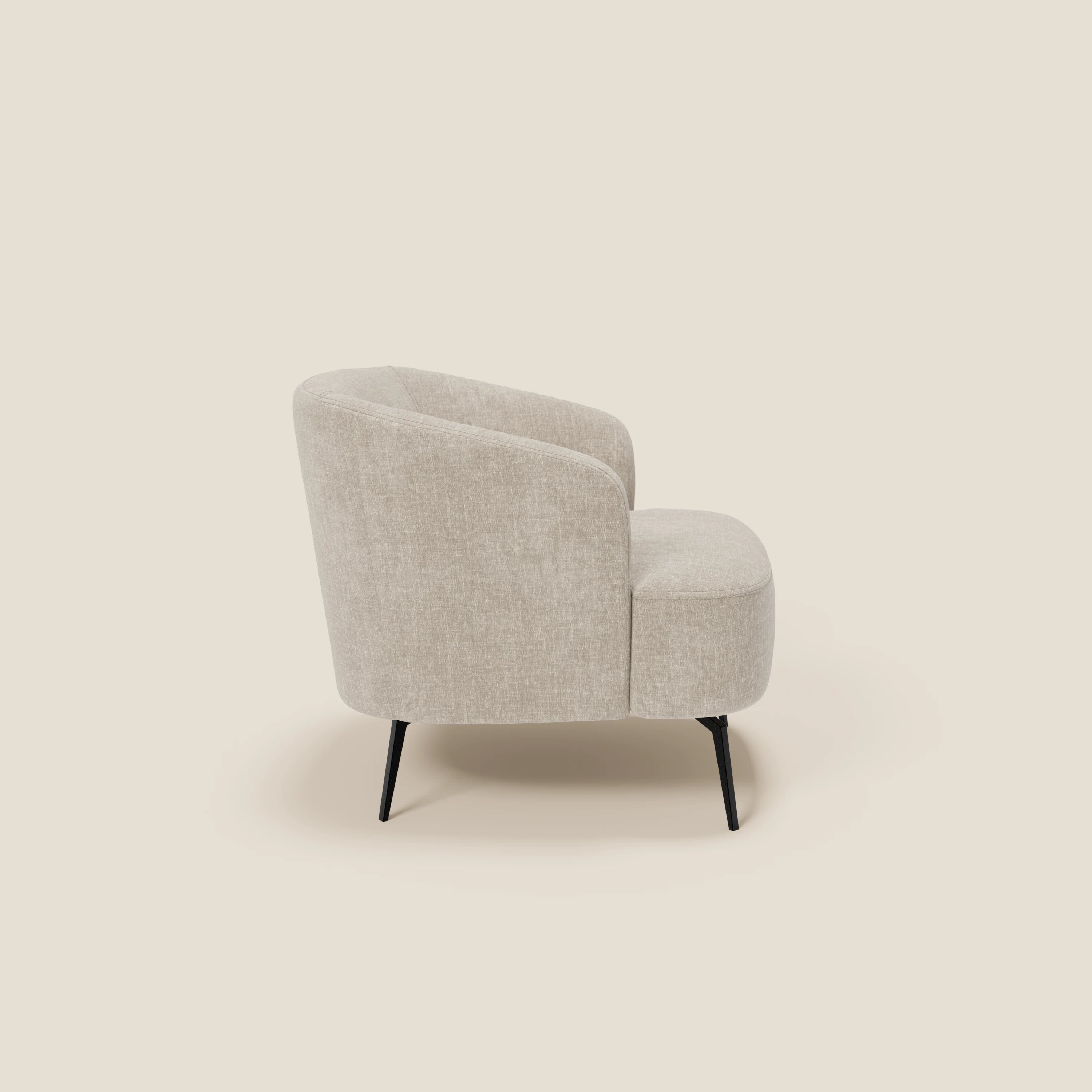 La poltroncina Renoa dall'eleganza moderna di Divani.Store è caratterizzata da schienale e seduta curvi in smacchiabile lino chiaro T24, sottili gambe angolate in metallo nero e un design minimalista dal fascino contemporaneo.