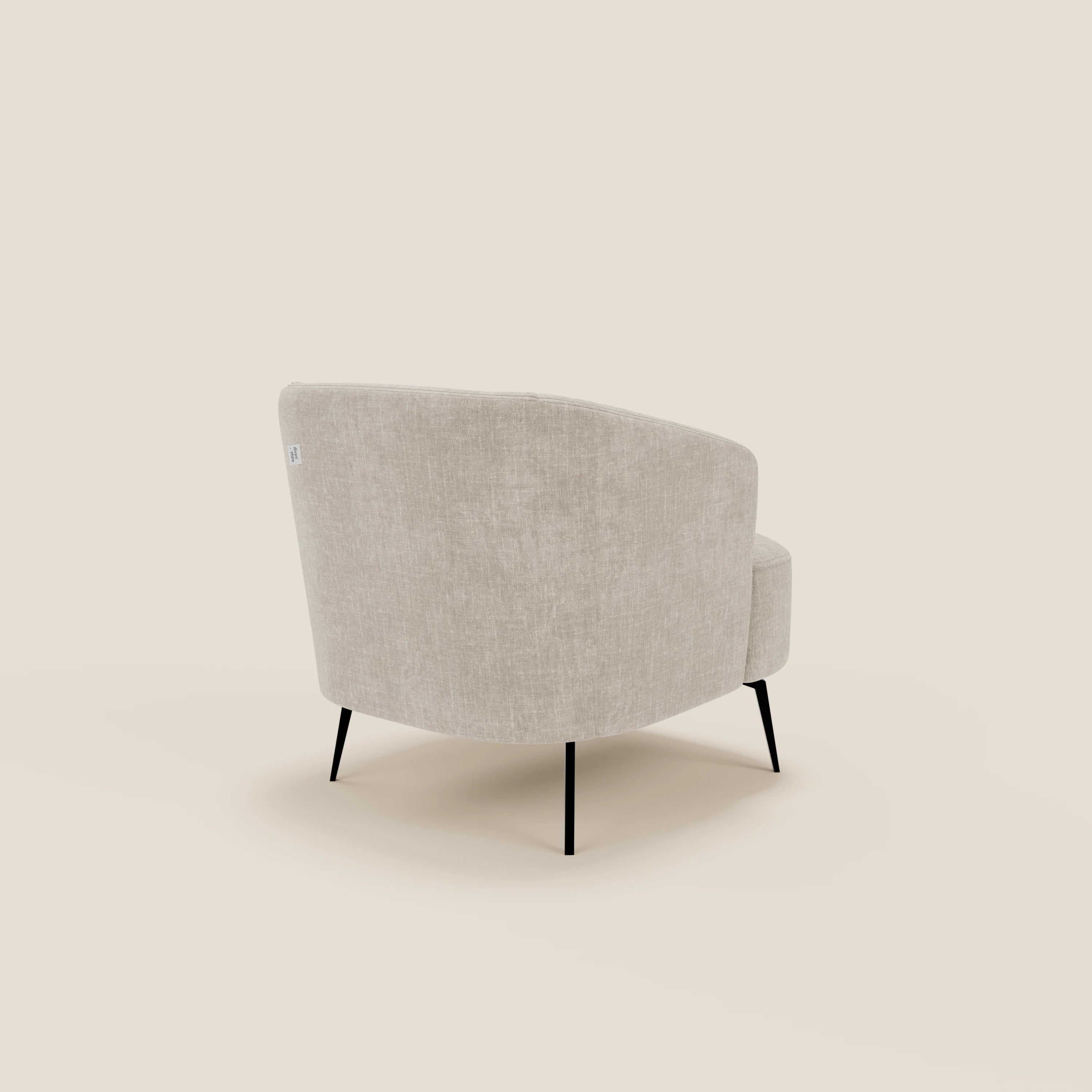 La poltroncina Renoa dall'eleganza moderna di Divani.Store, vista dal retro con una leggera angolazione, è caratterizzata da un tessuto smacchiabile T24 lino chiaro, da un design arrotondato e da sottili gambe in metallo nero che spiccano su un solido sfondo crema chiaro.