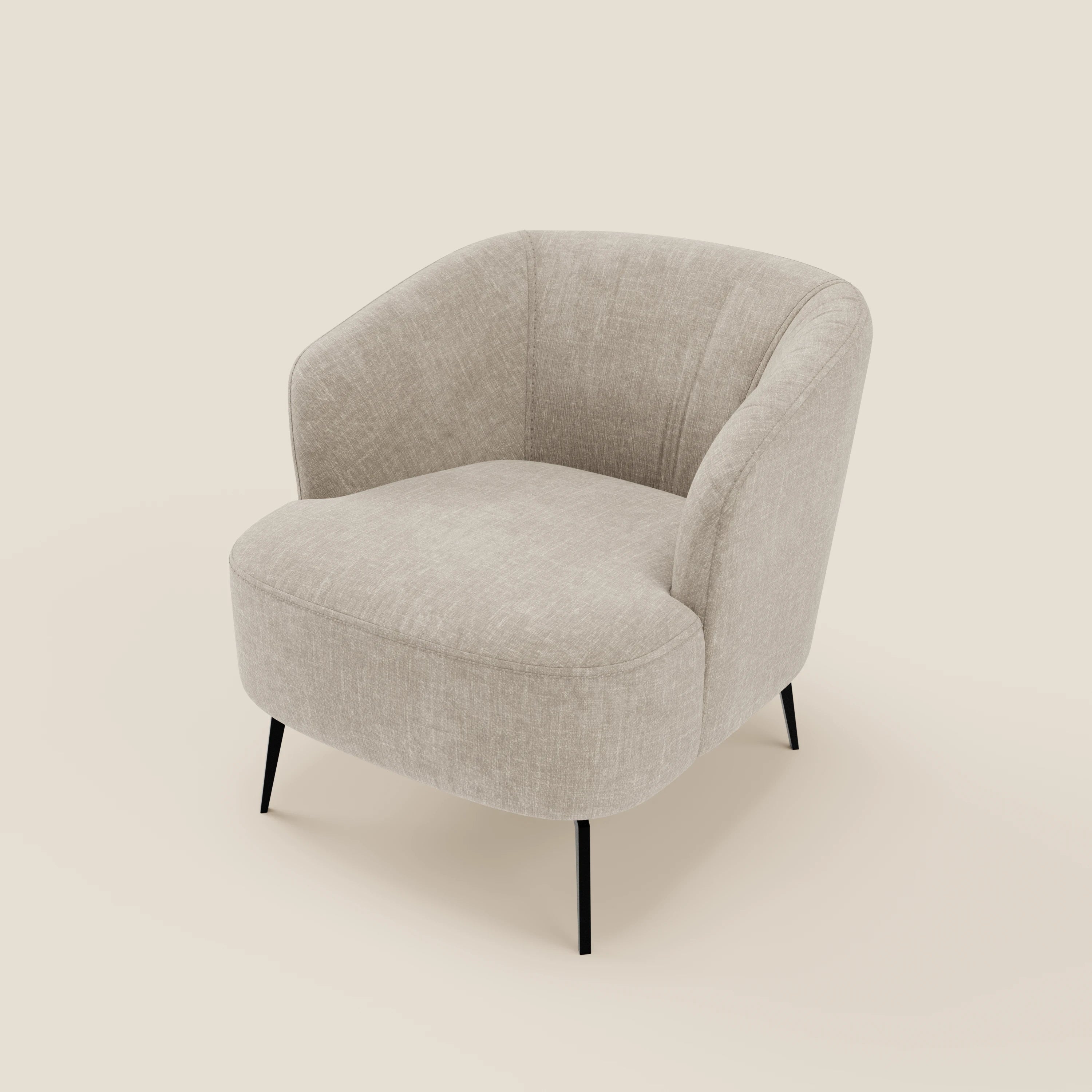 La poltroncina Renoa di Divani.Store, in smacchiabile lino chiaro T24, è caratterizzata da schienale e seduta curvi con sottili gambe in metallo nero. Su uno sfondo bianco sporco, evidenzia uno stile moderno, morbido e minimalista.