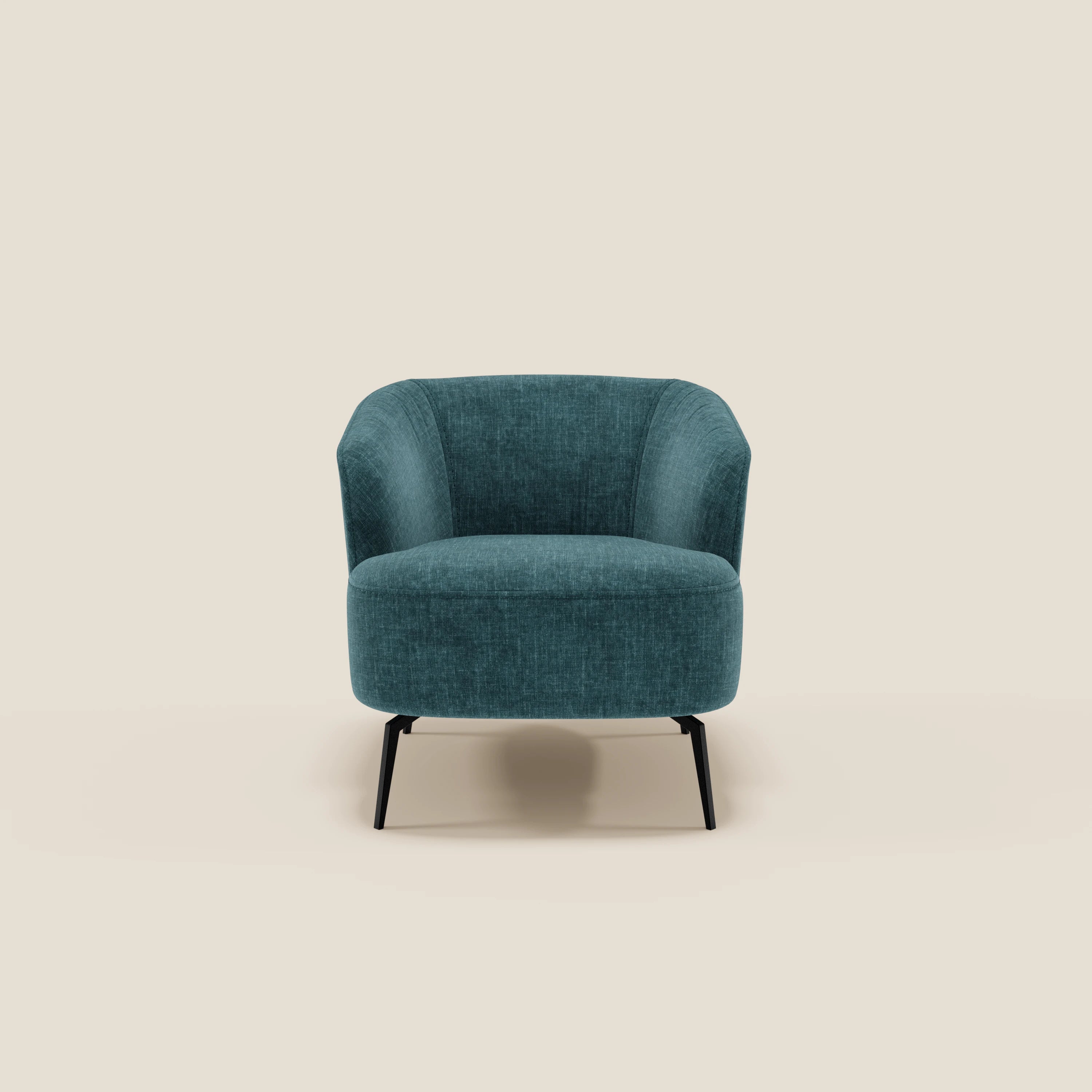 La poltroncina Renoa dall'eleganza moderna di Divani.Store, in tessuto smacchiabile T24 petrolio, è caratterizzata da schienale e braccioli curvi, morbida imbottitura e sottili gambe in metallo nero su sfondo beige chiaro.