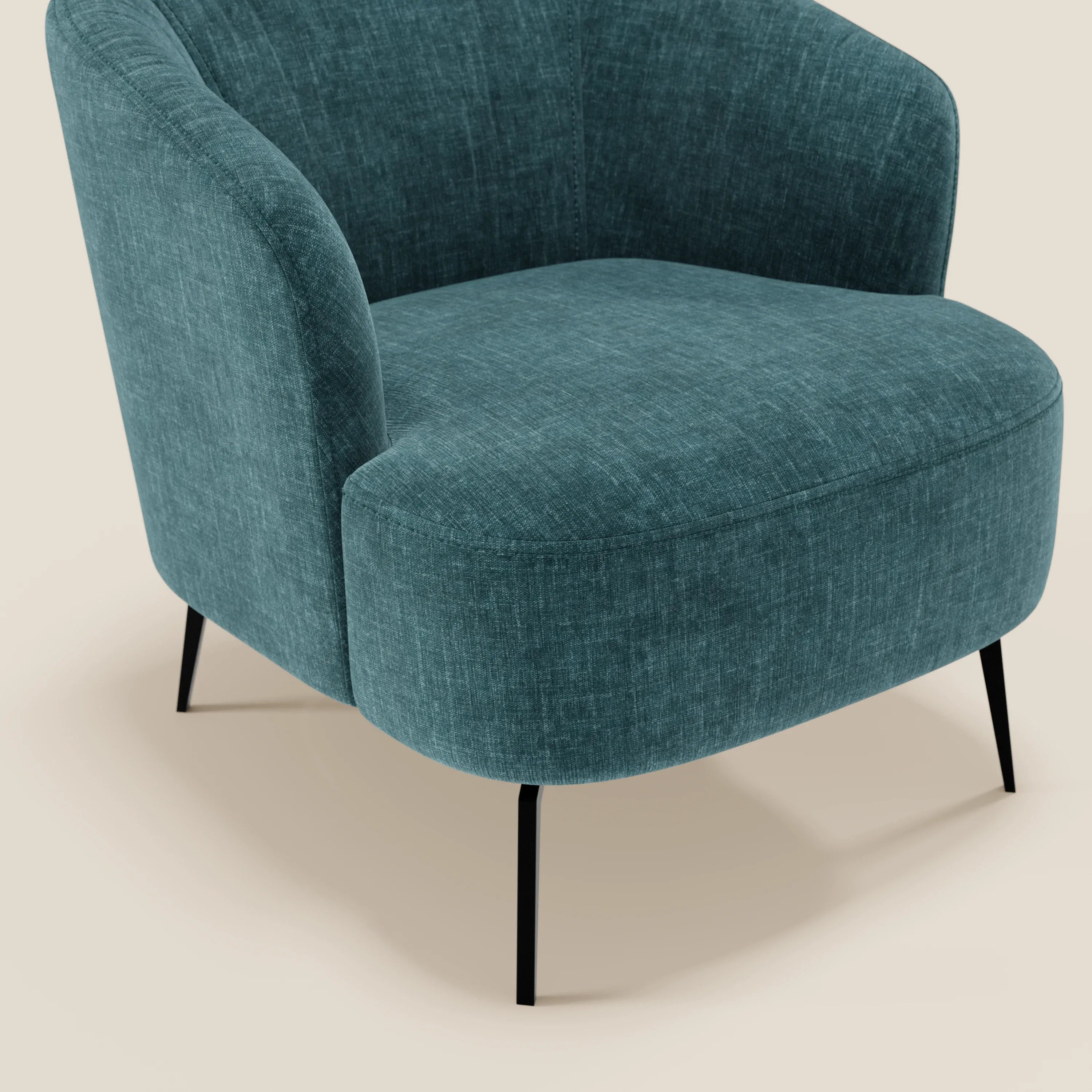 La poltroncina Renoa dall'eleganza moderna in tessuto smacchiabile T24 petrolio di Divani.Store è caratterizzata da uno schienale arrotondato e da sottili gambe in metallo nero. L'immagine mostra la sua parte inferiore su uno sfondo beige semplice, che sottolinea il comfort e lo stile.