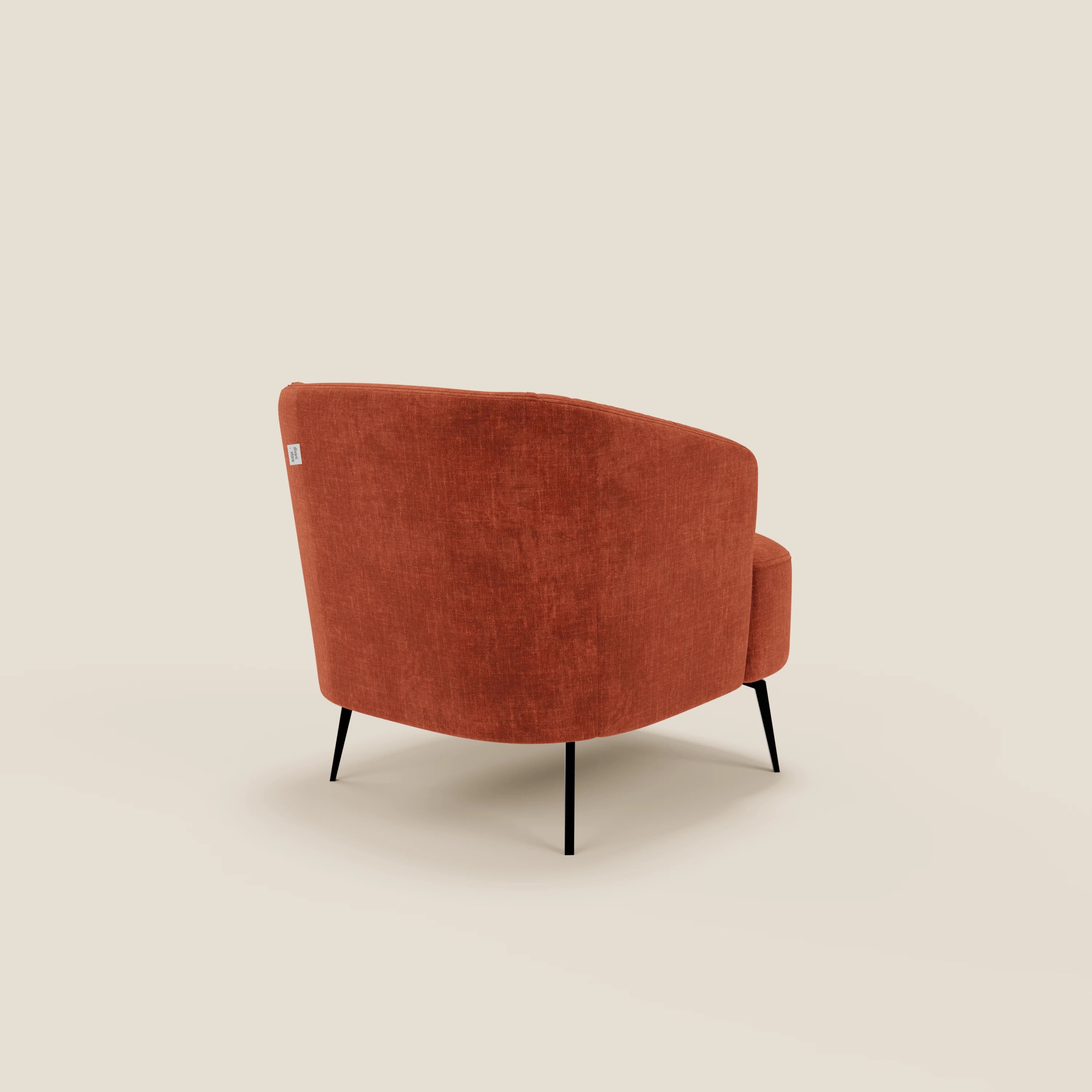 La poltroncina Renoa dall'eleganza moderna in tessuto smacchiabile T24 di Divani.Store, dal design arrotondato e reclinato, è mostrata da dietro. I quattro sottili piedi neri risaltano sullo sfondo beige, esaltando lo stile minimalista.