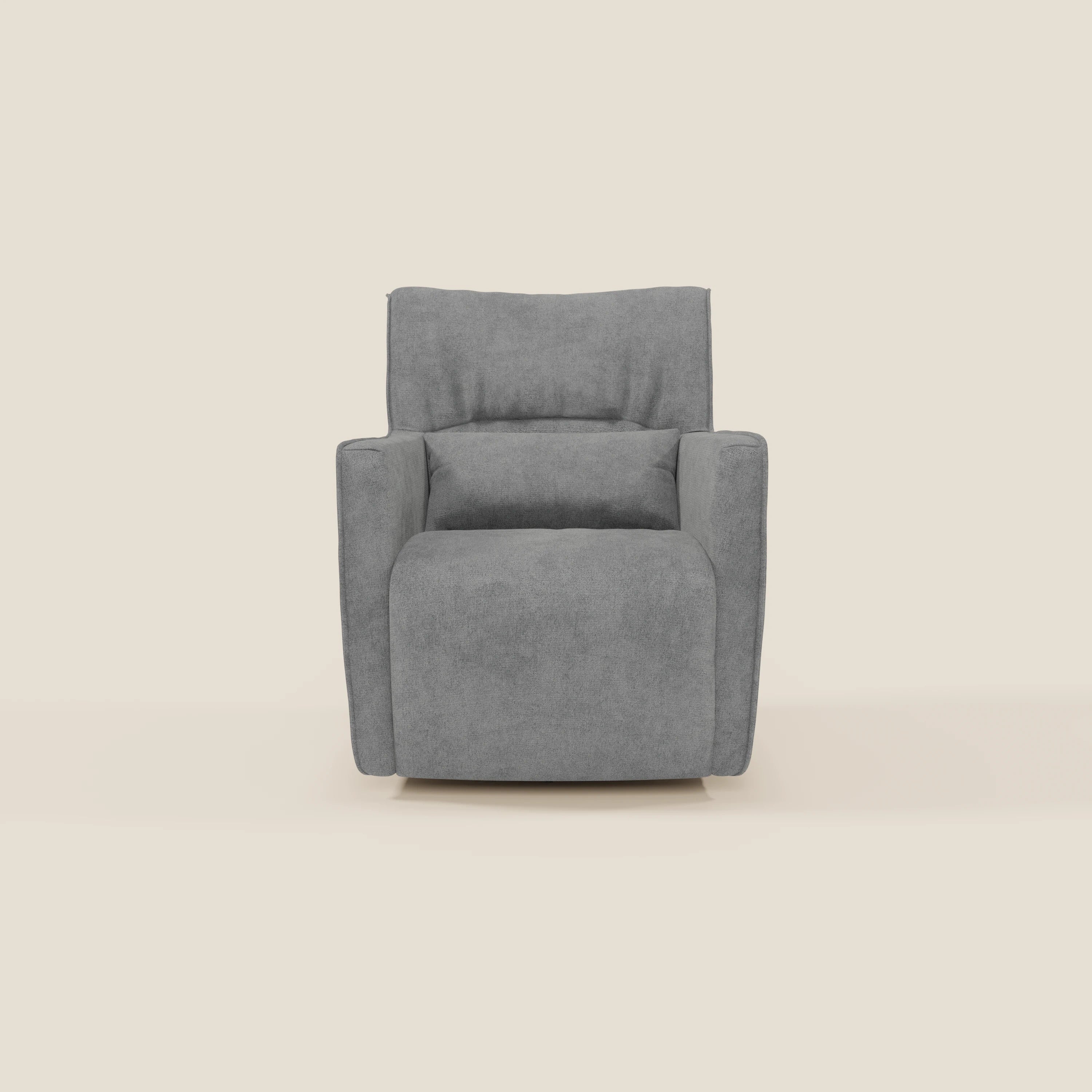 Tulla Poltrona girevole in tessuto impermeabile T02 grigio di Divani.Store è una moderna poltrona girevole grigia con seduta e schienale imbottiti, braccioli dritti e design compatto, presentata in posizione avanzata su sfondo beige chiaro.