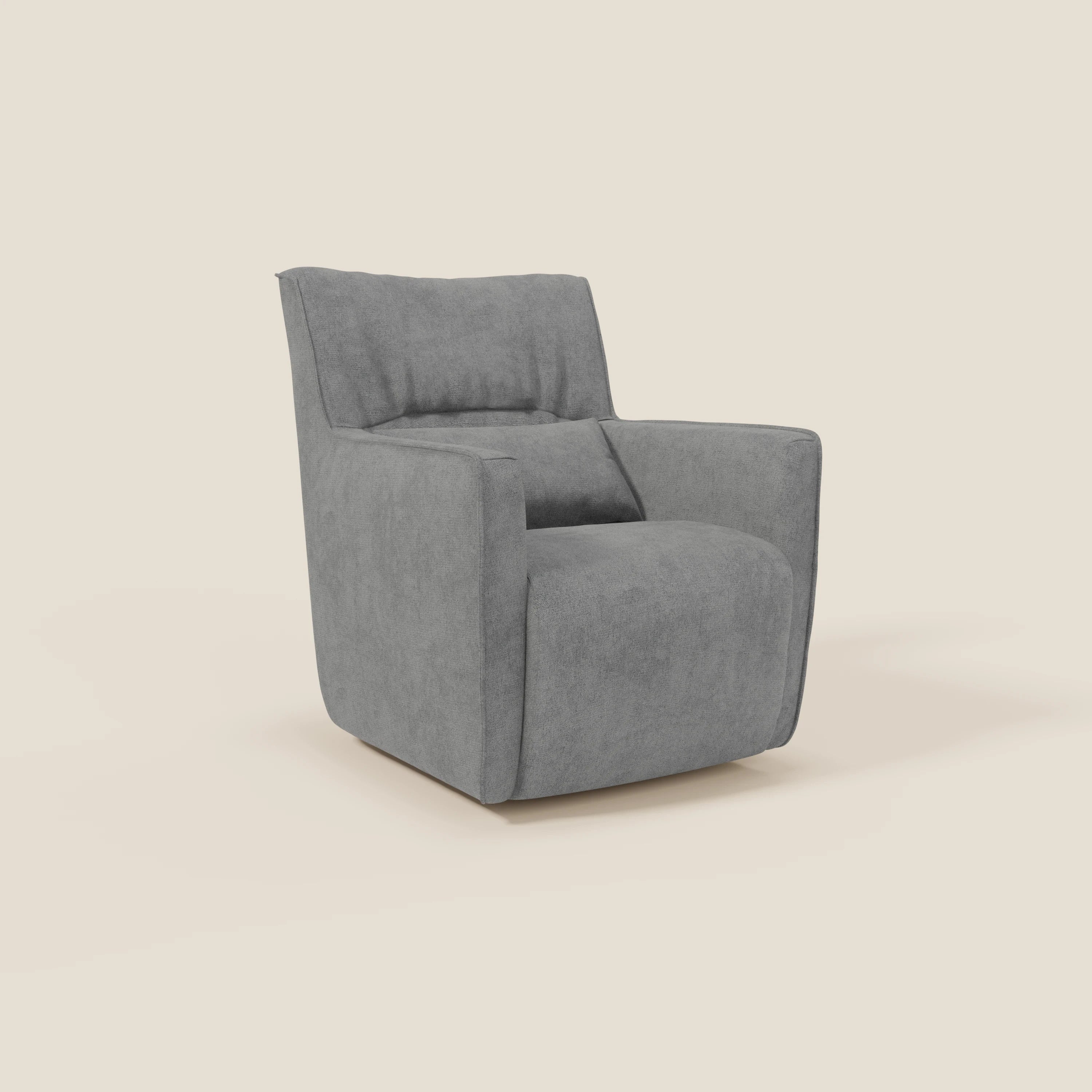 Tulla Poltrona girevole di Divani.Store è una poltrona moderna in tessuto impermeabile grigio dalla forma squadrata, con schienale basso, ampia seduta imbottita e braccioli dritti. La sua texture scamosciata risalta magnificamente sullo sfondo bianco sporco.