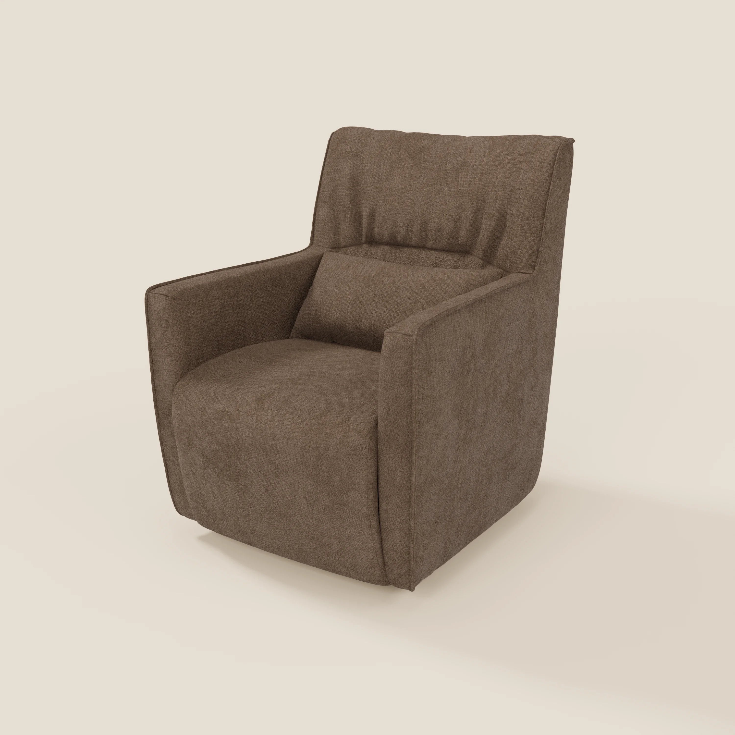 La poltrona girevole Tulla in tessuto impermeabile T02 marrone di Divani.Store ha un design moderno e squadrato, con braccioli dritti, seduta compatta e schienale angolato. Poggia su una base senza giunture su uno sfondo beige chiaro.