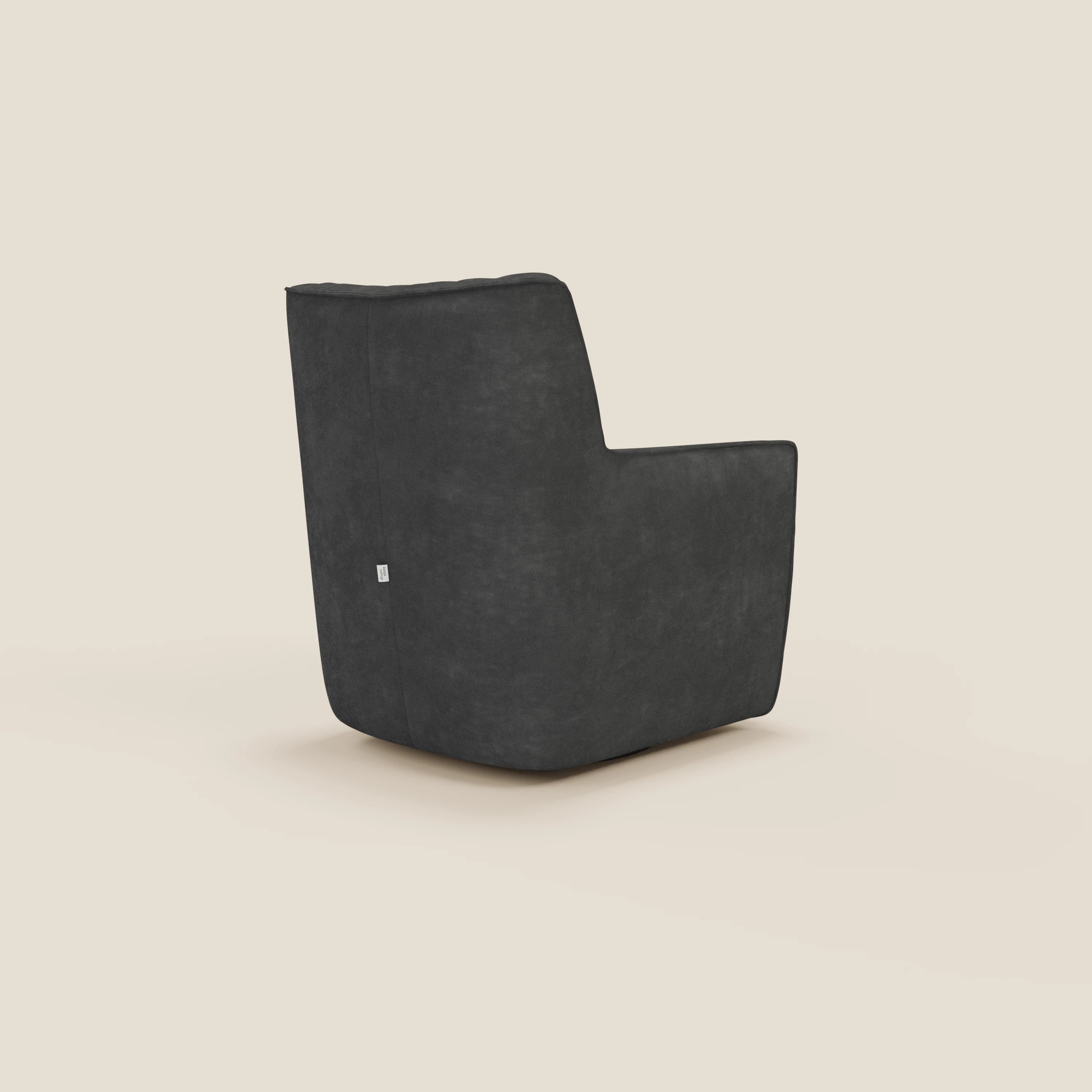 Tulla Poltrona girevole in tessuto impermeabile T02 nero di Divani.Store è una moderna poltrona girevole nera dal design squadrato e minimalista, con cuciture sottili e assenza di gambe a vista, presentata angolata dallo schienale e dal lato sinistro su uno sfondo bianco sporco.