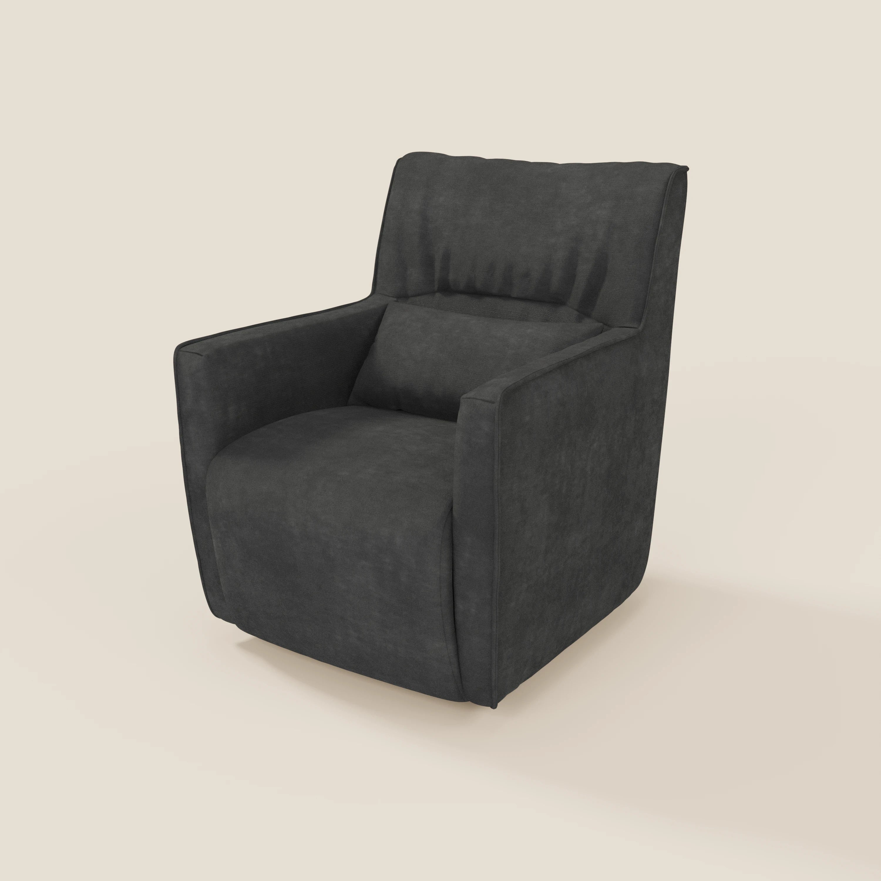 La poltrona girevole Tulla in tessuto impermeabile T02 nero di Divani.Store è caratterizzata da un design moderno e squadrato con braccioli piatti, schienale leggermente angolato e cuscini di seduta e di schienale in grigio scuro, perfetti per qualsiasi ambiente chiaro e neutro.