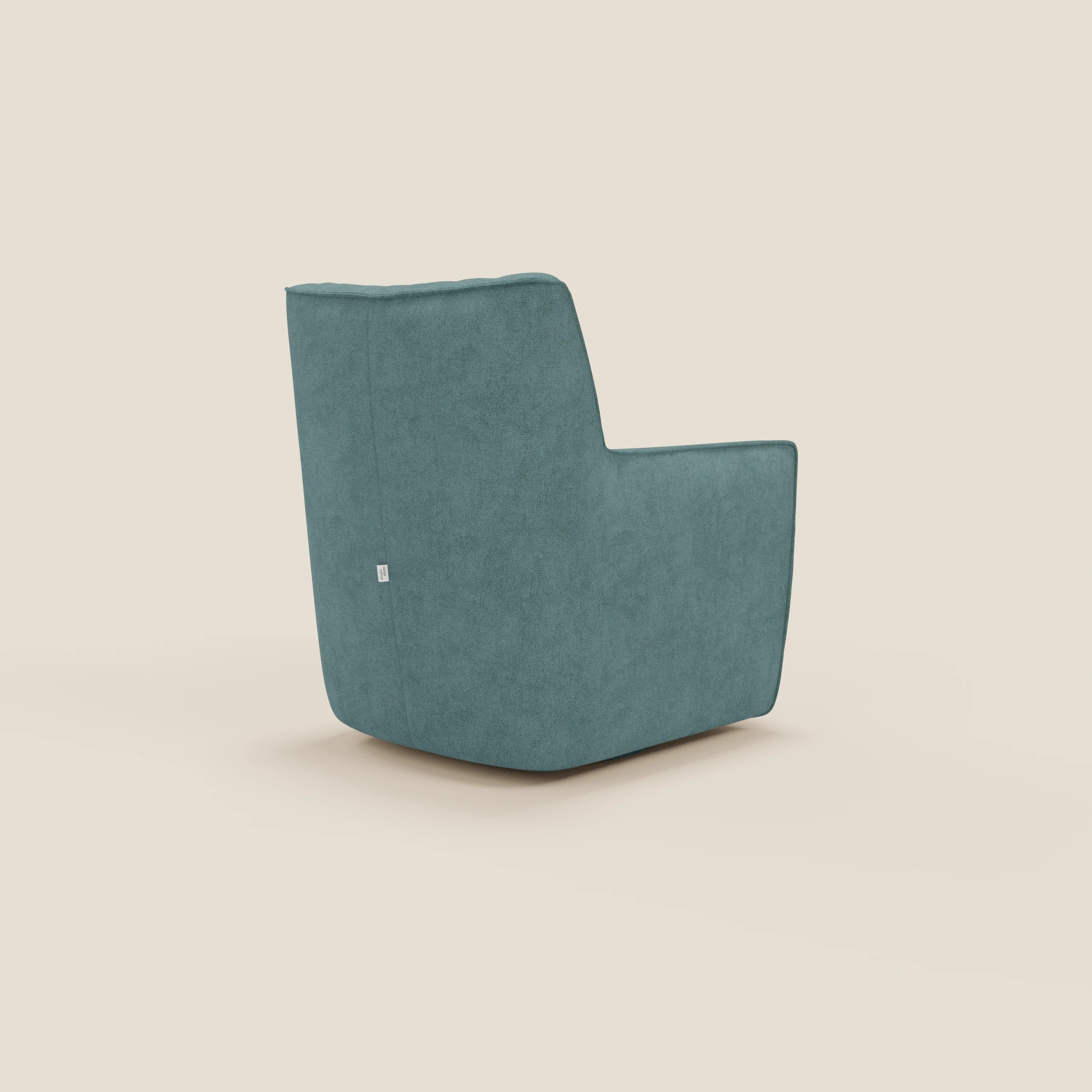 Tulla Poltrona girevole in tessuto impermeabile T02 petrolio di Divani.Store è una moderna poltrona girevole senza braccioli dalla silhouette squadrata e dal morbido tessuto impermeabile verde acqua, perfetta per gli spazi contemporanei.