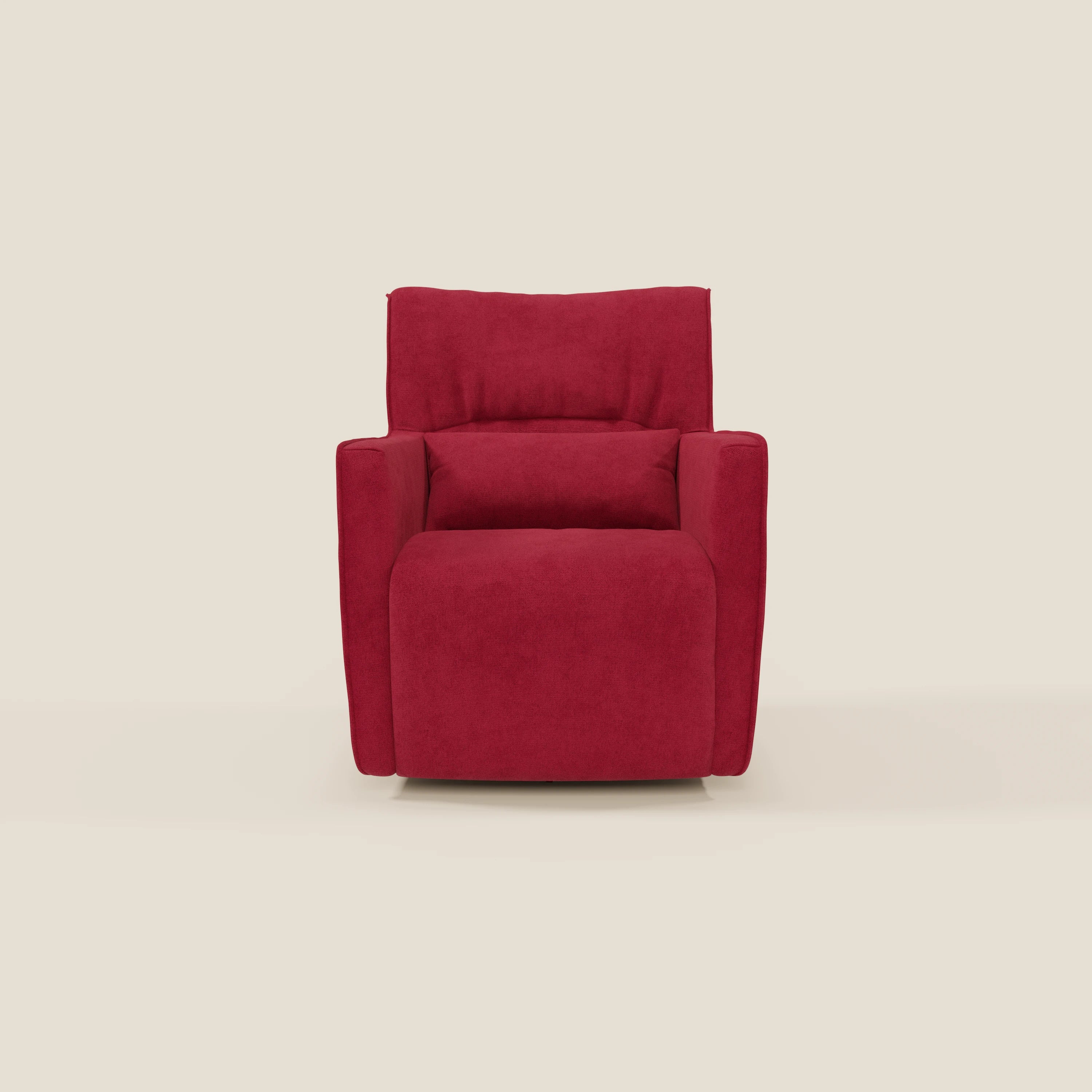 La poltrona girevole Tulla in tessuto impermeabile T02 rosso di Divani.Store, con il suo alto schienale imbottito, gli ampi braccioli e la seduta spessa, si staglia su un semplice sfondo beige per un aspetto morbido e invitante.