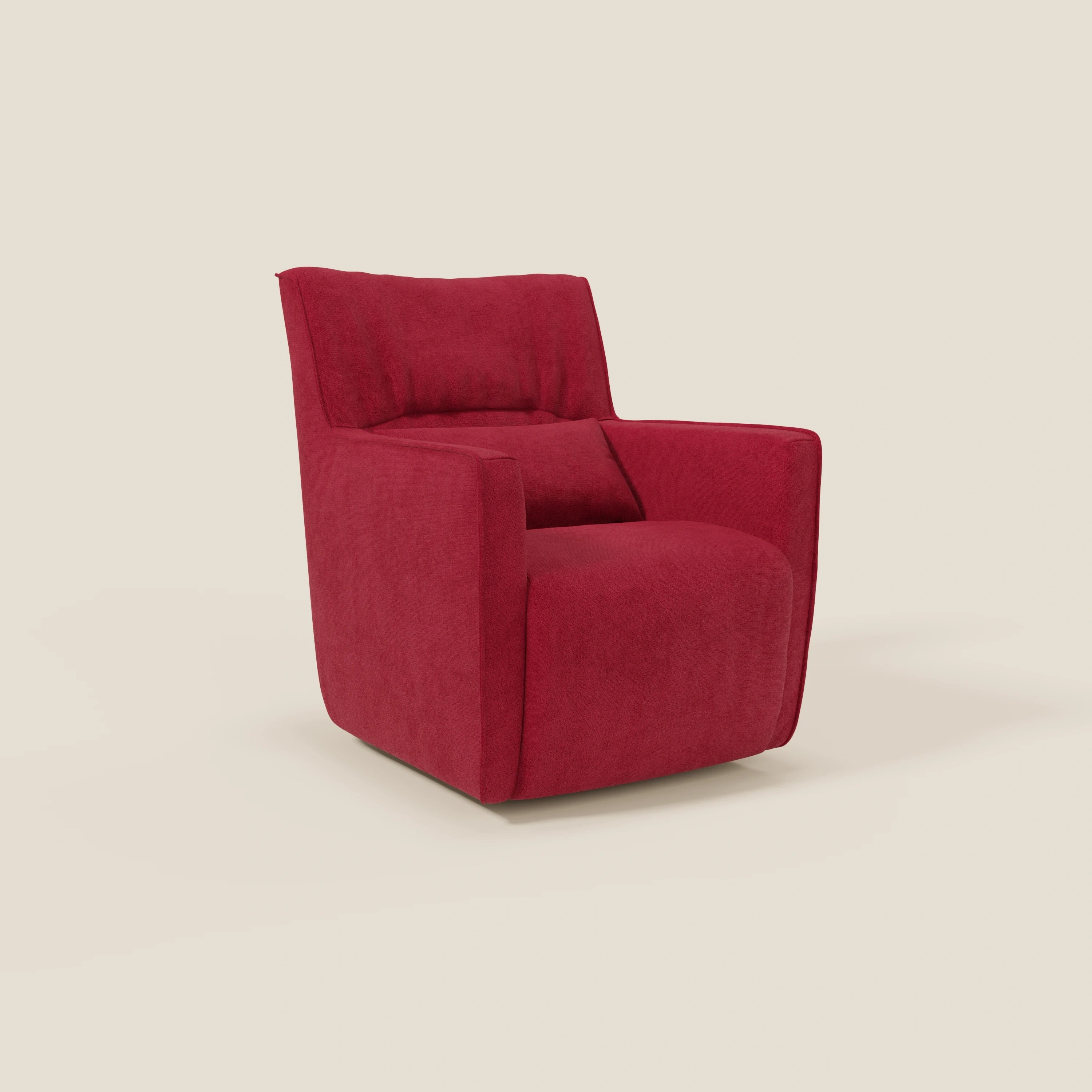 Tulla Poltrona girevole in tessuto impermeabile T02 rosso di Divani.Store è una moderna poltrona rossa dalla forma squadrata, con schienale angolato, ampia seduta imbottita e morbida imbottitura, su uno sfondo beige chiaro.