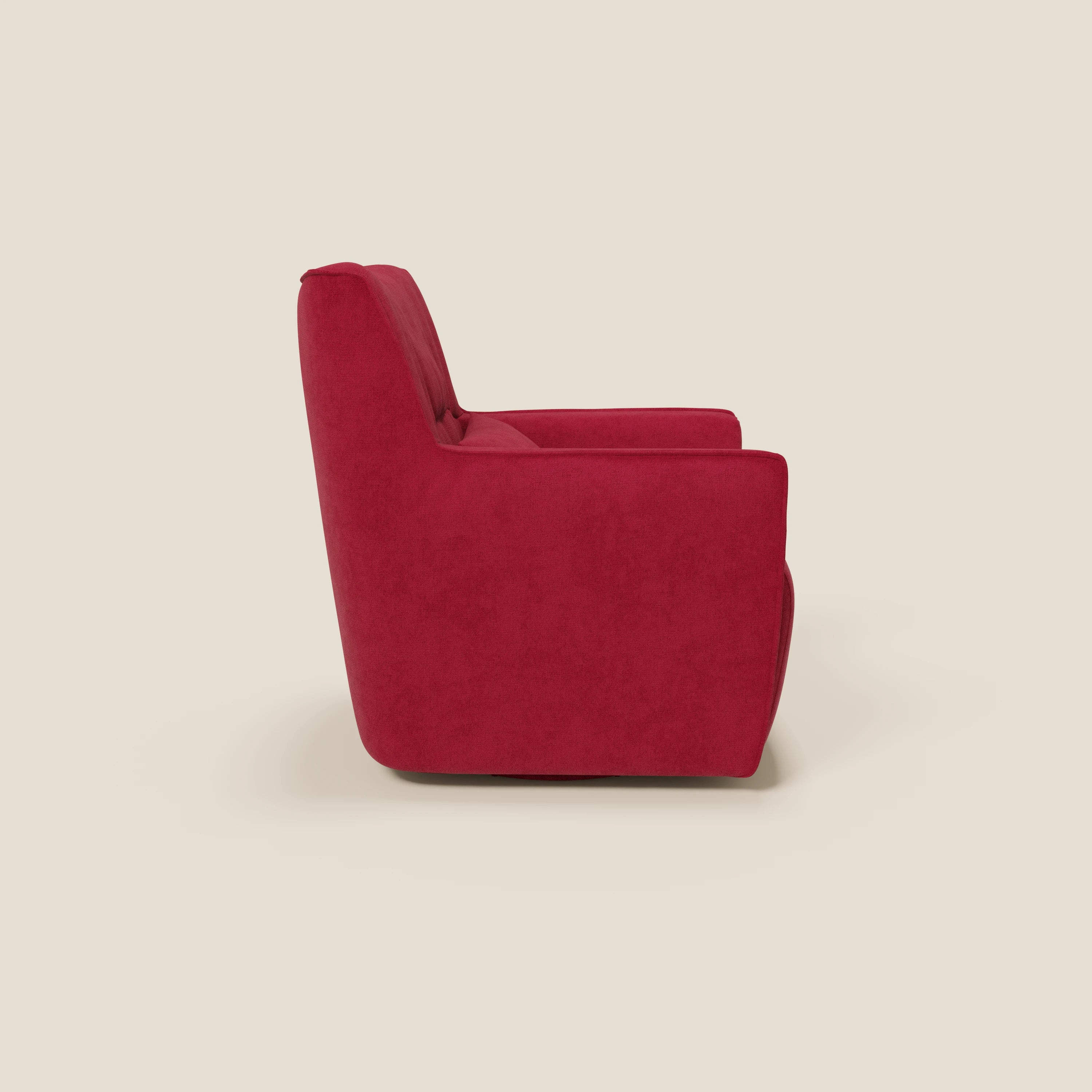 La poltrona girevole Tulla in tessuto impermeabile T02 rosso di Divani.Store è presentata di profilo su uno sfondo beige chiaro, con un design moderno dalle linee pulite e una seduta e uno schienale profondi e imbottiti.