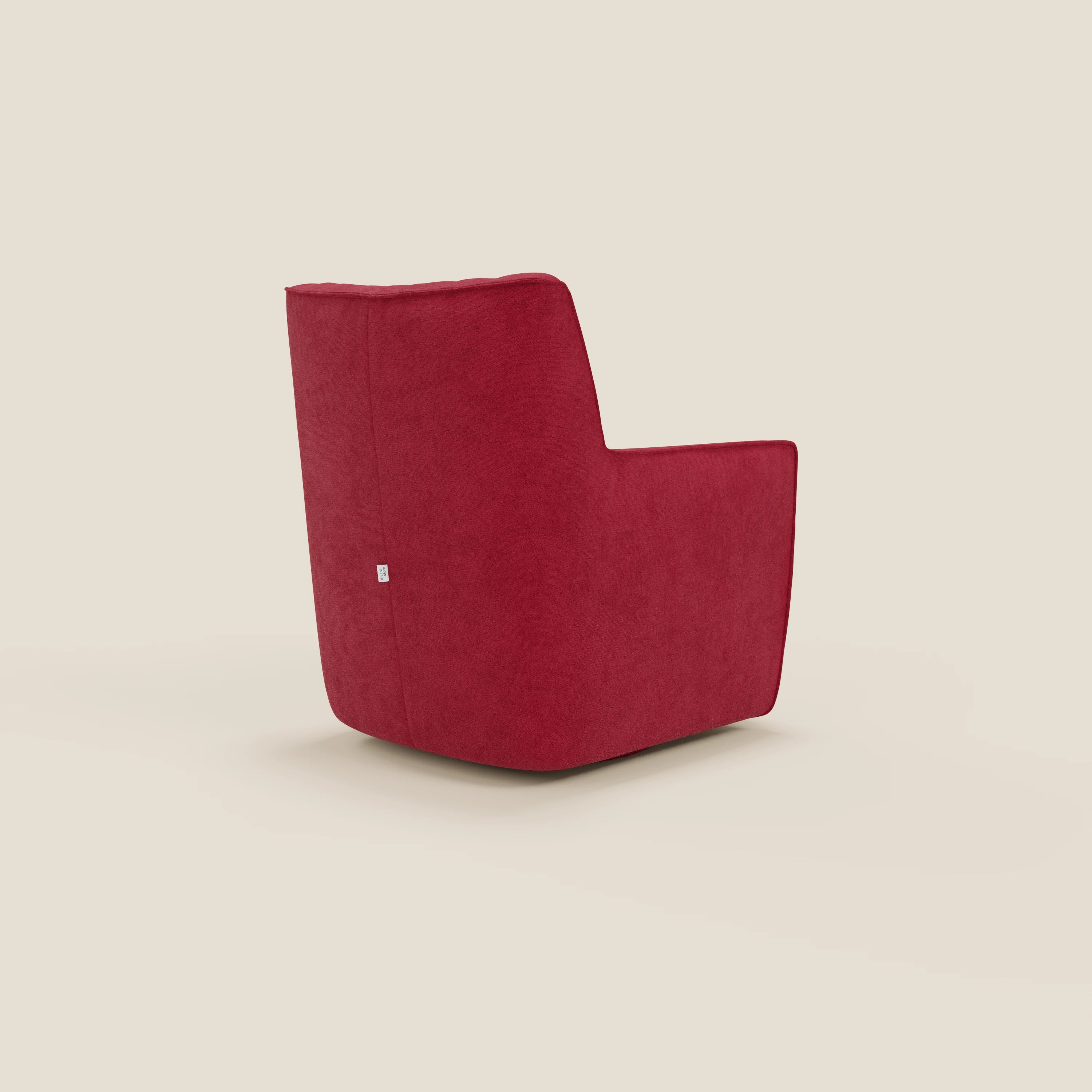 La poltrona girevole Tulla in tessuto impermeabile T02 rosso di Divani.Store, caratterizzata da linee rette, ampia seduta e schienale leggermente angolato, è vista da dietro su uno sfondo beige chiaro.