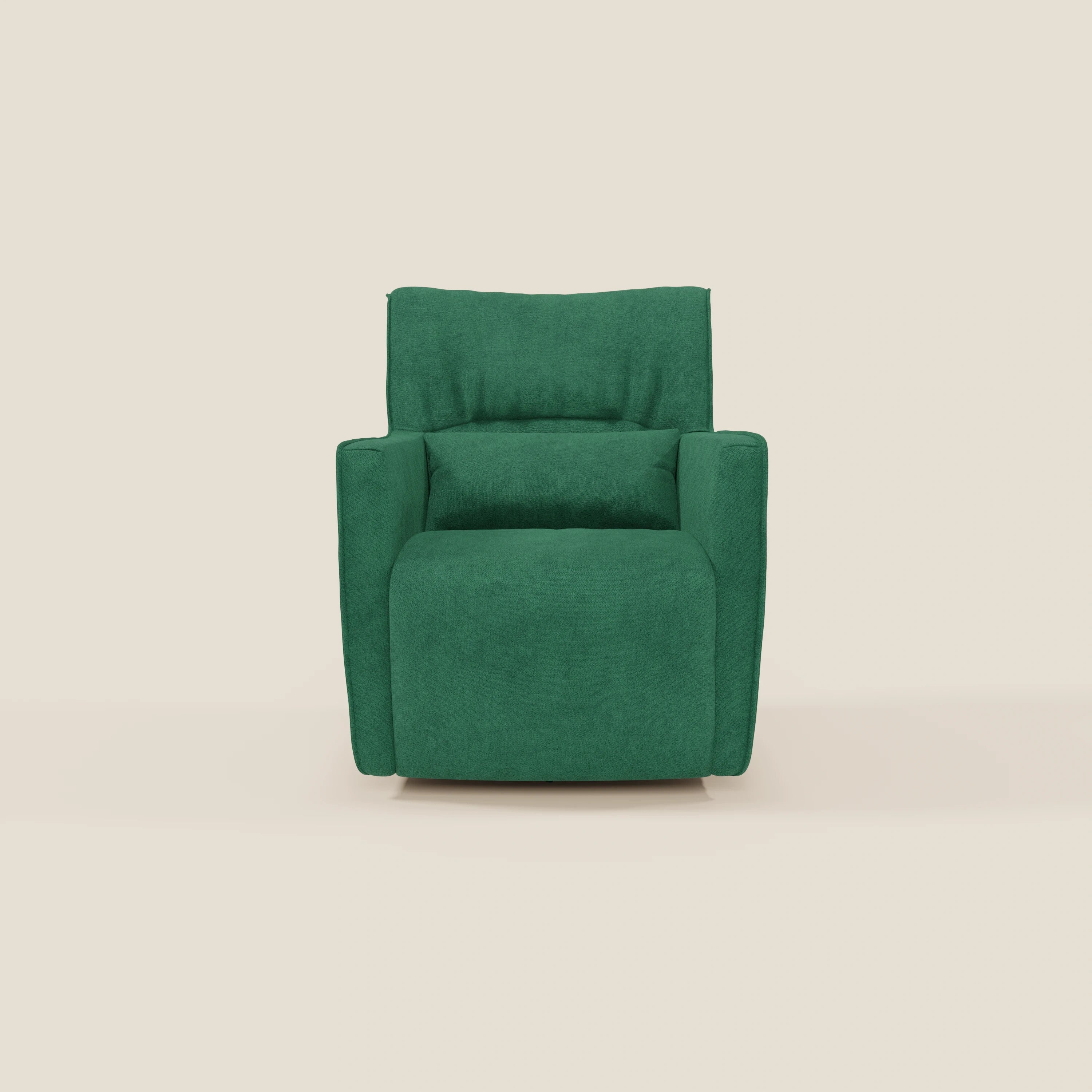 Tulla Poltrona girevole in tessuto impermeabile T02 verde di Divani.Store è una poltrona girevole moderna e squadrata con braccioli imbottiti, seduta profonda e schienale angolato, presentata su uno sfondo beige chiaro.