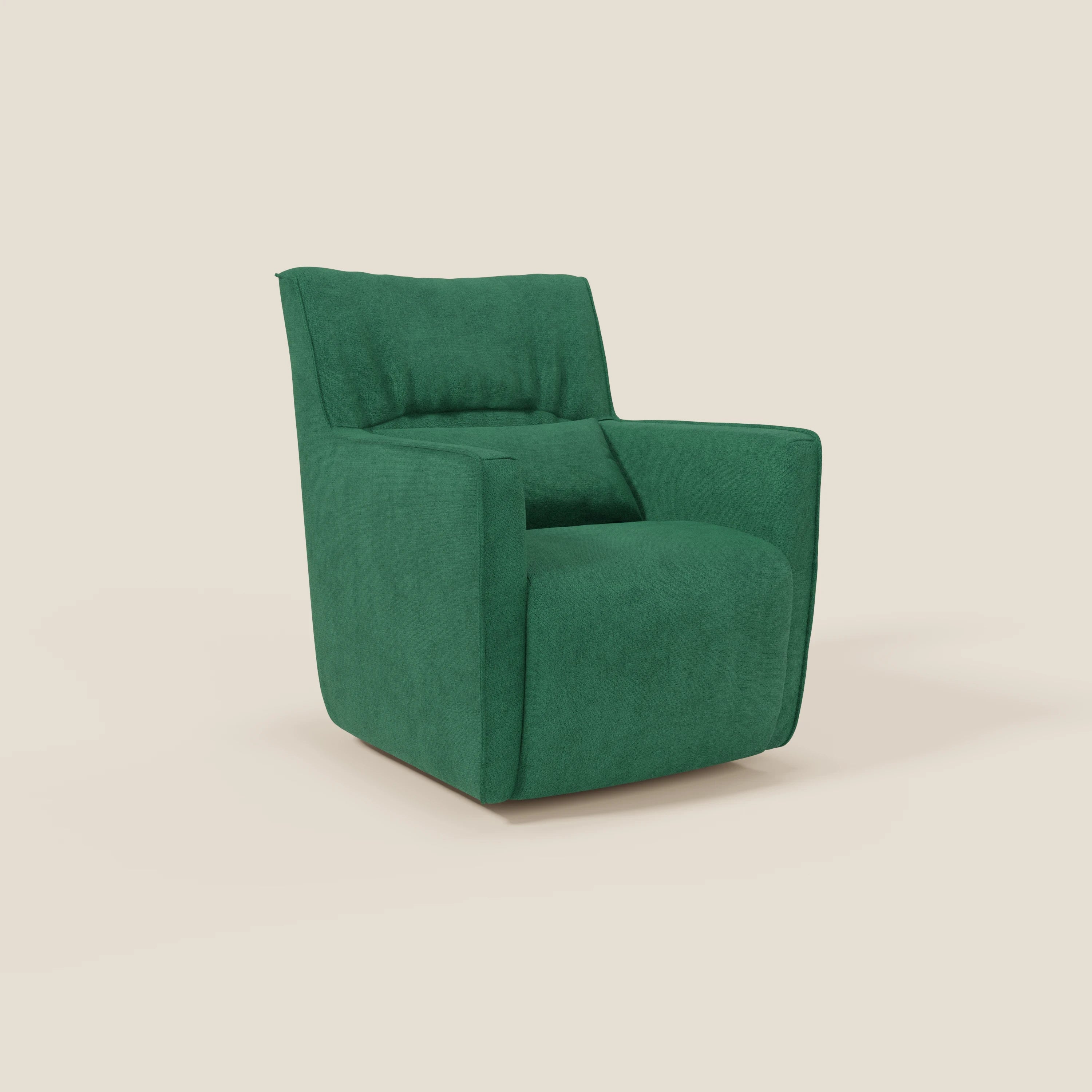 Tulla Poltrona girevole in tessuto impermeabile T02 verde di Divani.Store è una moderna poltrona verde dalla forma squadrata, con ampia seduta e schienale angolato. Il suo tessuto felpato ricopre gambe nascoste, presentate su uno sfondo beige semplice.