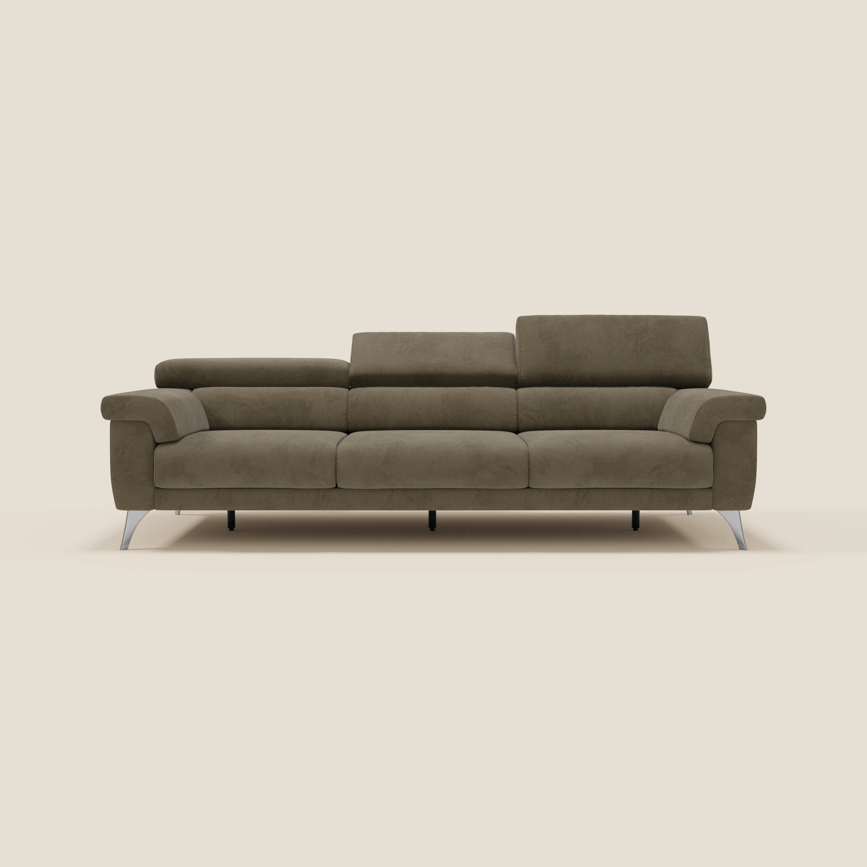 Un moderno divano Raffaello di Divani.Store in microfibra marrone T11, facile da pulire, con 3 sedute allungabili, poggiatesta reclinabili e un design minimalista, perfettamente in mostra su uno sfondo beige chiaro.