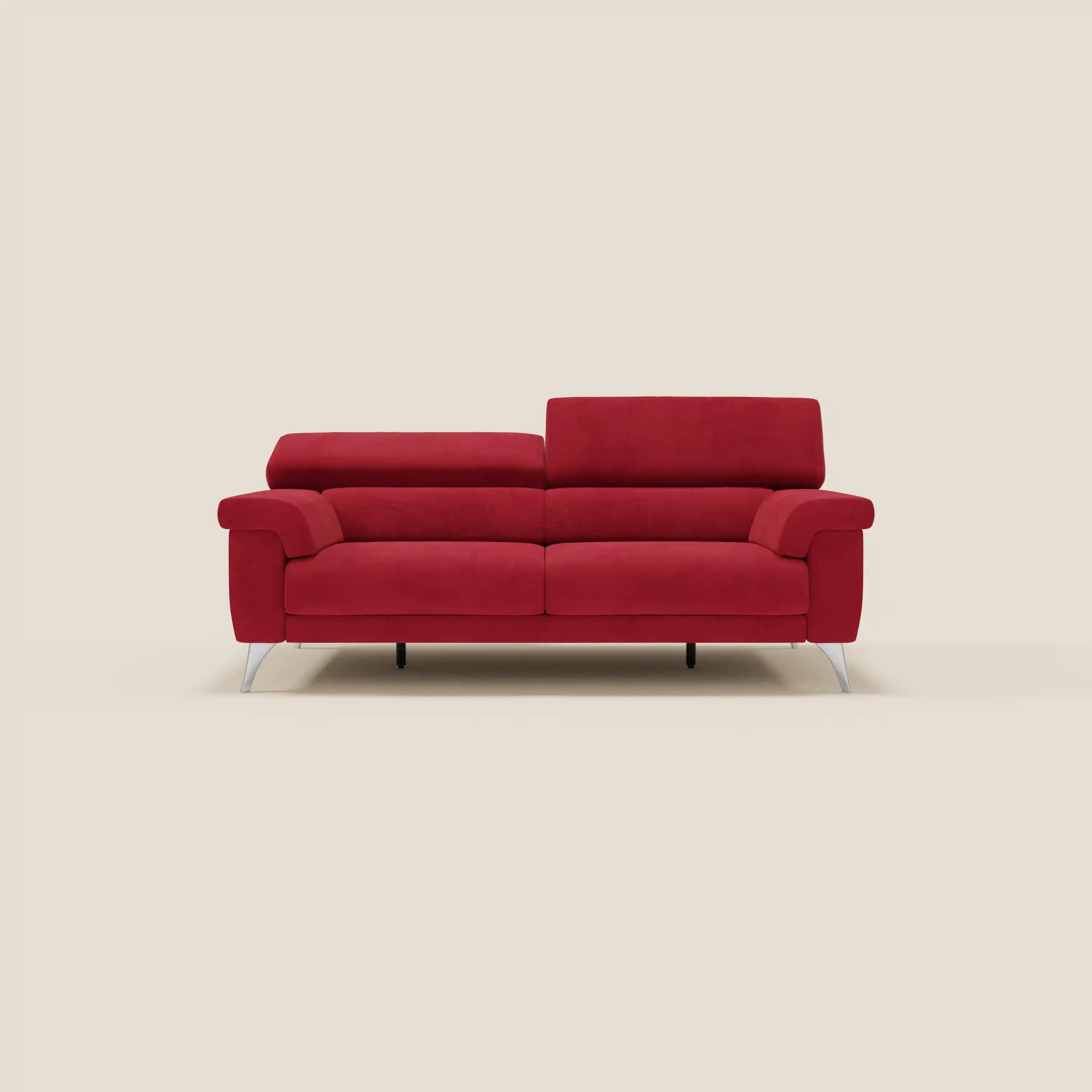 Il divano Raffaello di Divani.Store è caratterizzato da due ampie sedute estensibili, da cuscini morbidi, da poggiatesta regolabili e da un rivestimento in microfibra rossa T11 antimacchia, su uno sfondo beige semplice.