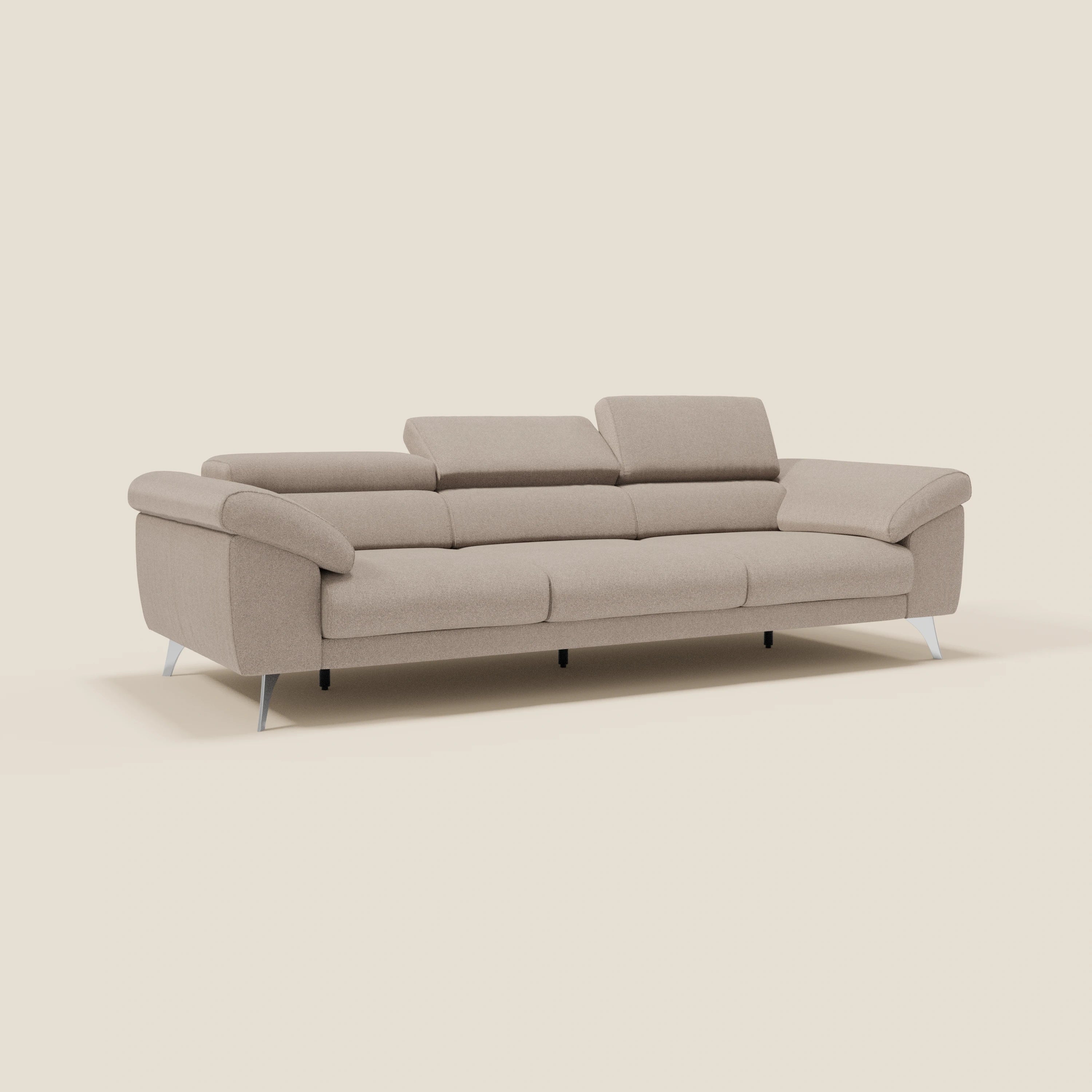 Il divano Donatello di Divani.Store è caratterizzato da 3 sedute allungabili, braccioli contenitore, poggiatesta reclinabili e smacchiabile in tessuto tortora T23. Il suo design contemporaneo e confortevole spicca su uno sfondo chiaro.