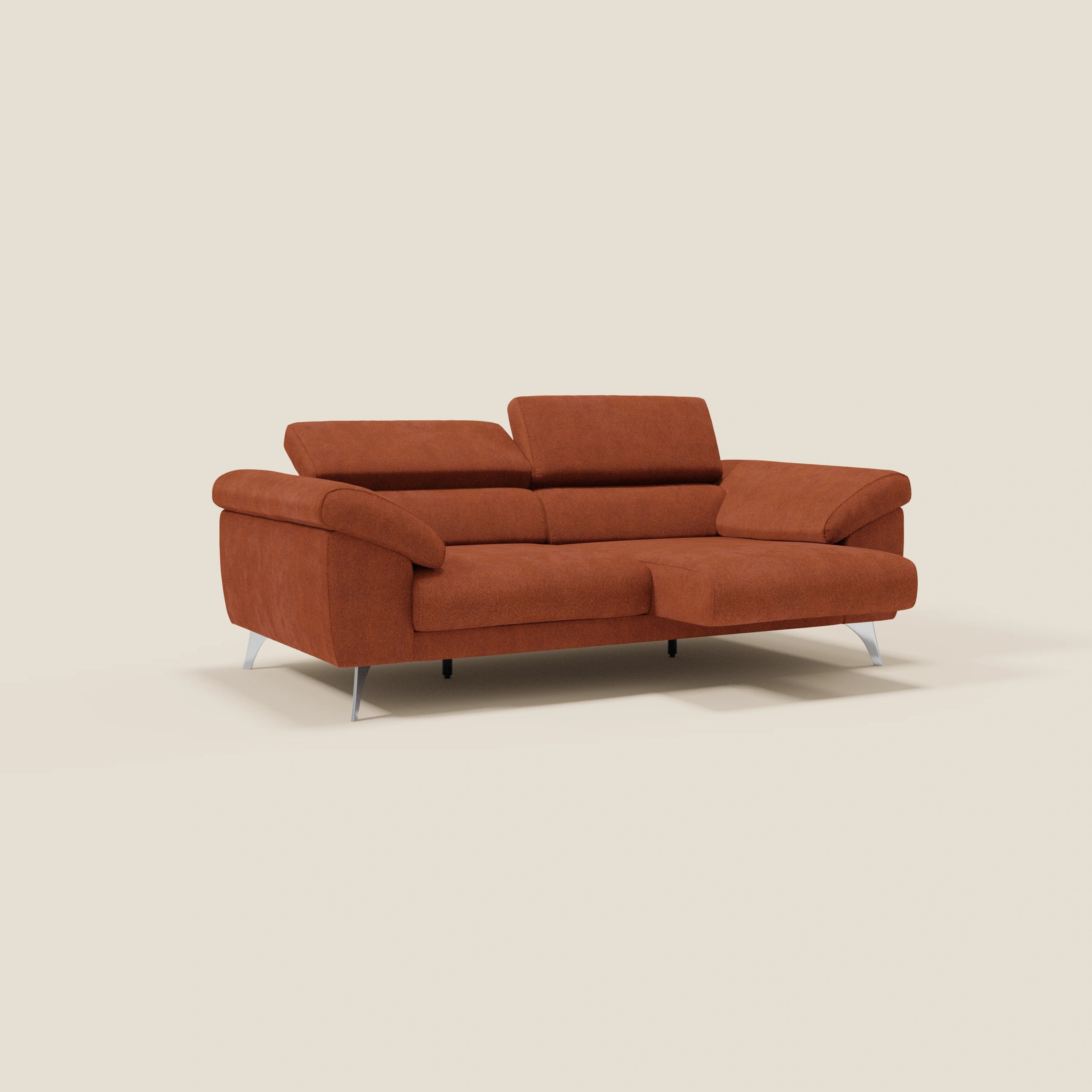 Il divano Donatello di Divani.Store in smacchiabile T23 arancione ruggine ha sedute allungabili, braccioli contenitore, poggiatesta reclinabili e gambe in metallo per uno stile contemporaneo e un comfort intelligente. Su uno sfondo beige.