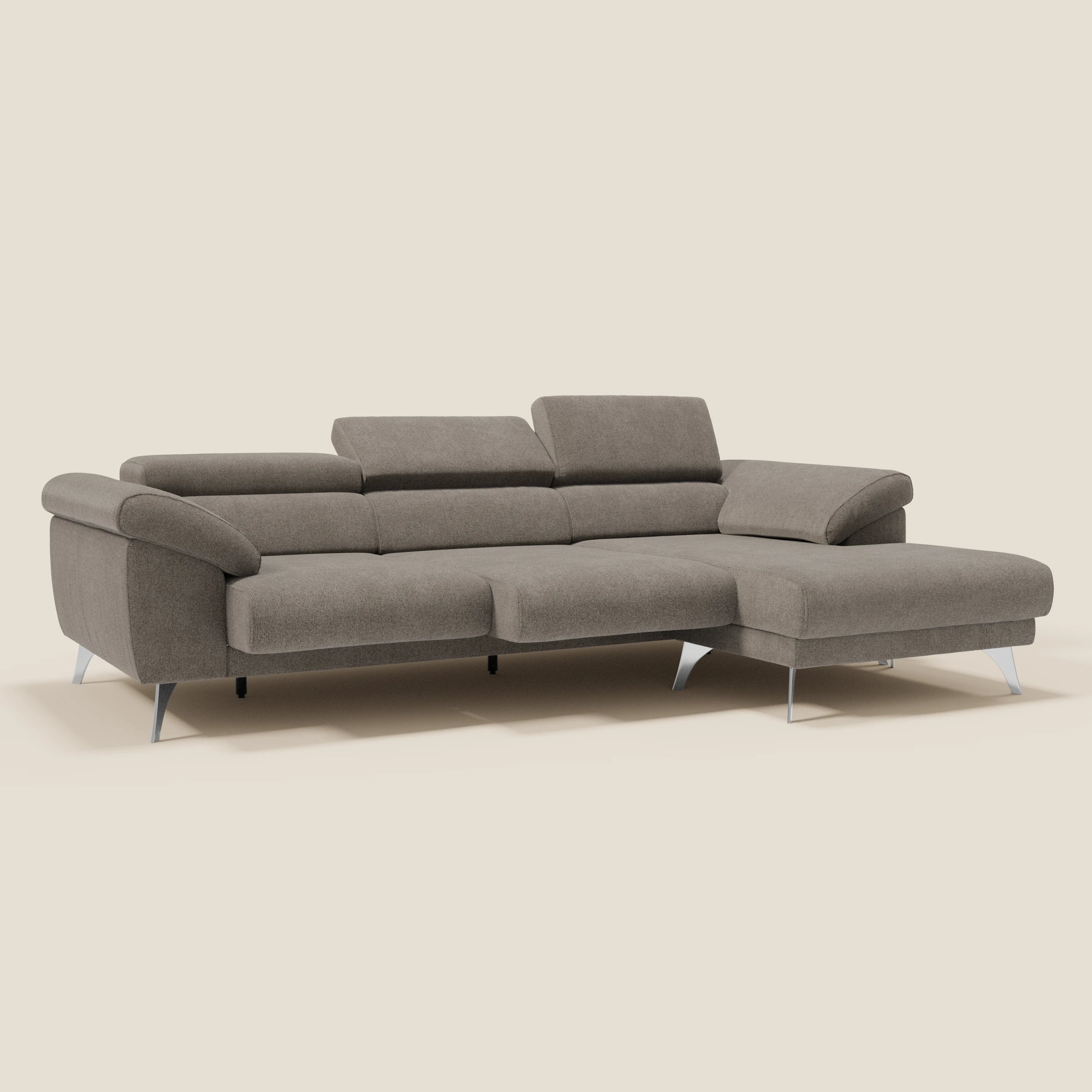 Il Divano angolare Donatello di Divani.Store è caratterizzato da sedute scorrevoli, braccioli contenitori e poggiatesta regolabili in morbido tessuto T23 taupe antimacchia, per offrire comfort e stile versatili. Il divano imbottito ha uno sfondo beige.