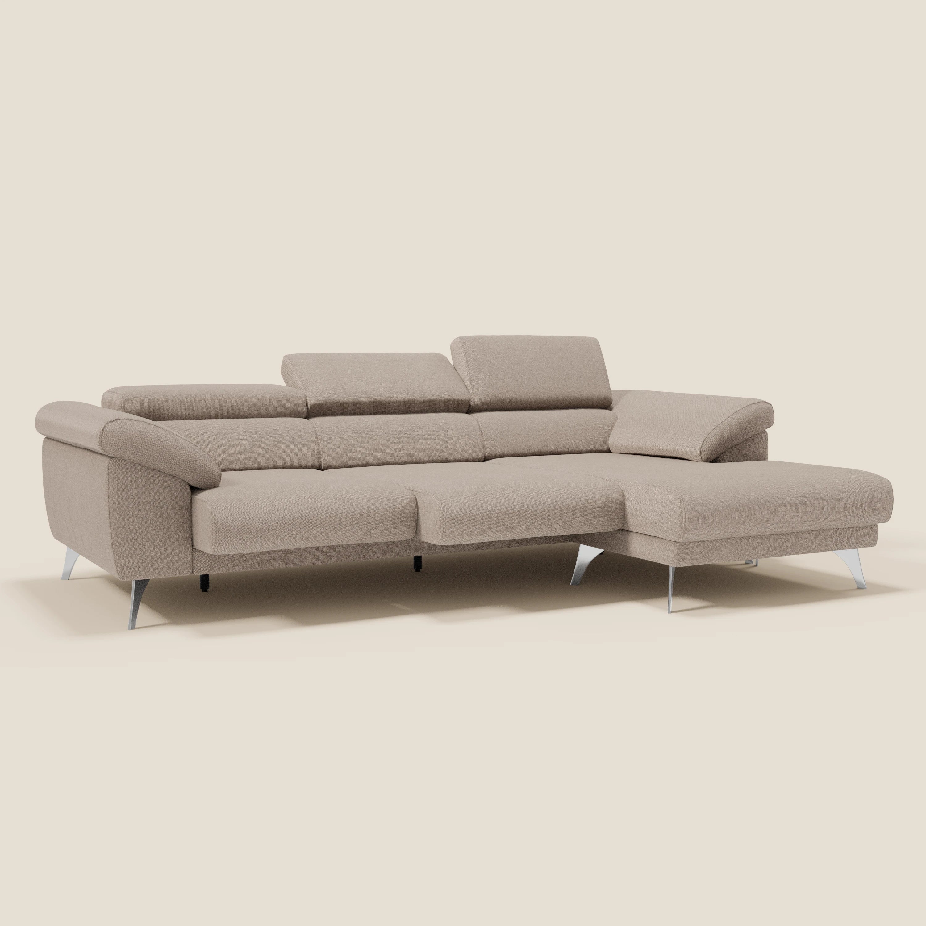 Il divano angolare Donatello di Divani.Store è caratterizzato da sedute scorrevoli, braccioli contenitore, poggiatesta regolabile e tessuto smacchiabile T23 tortora. La sua forma a L e il suo design elegante risaltano su uno sfondo bianco sporco.