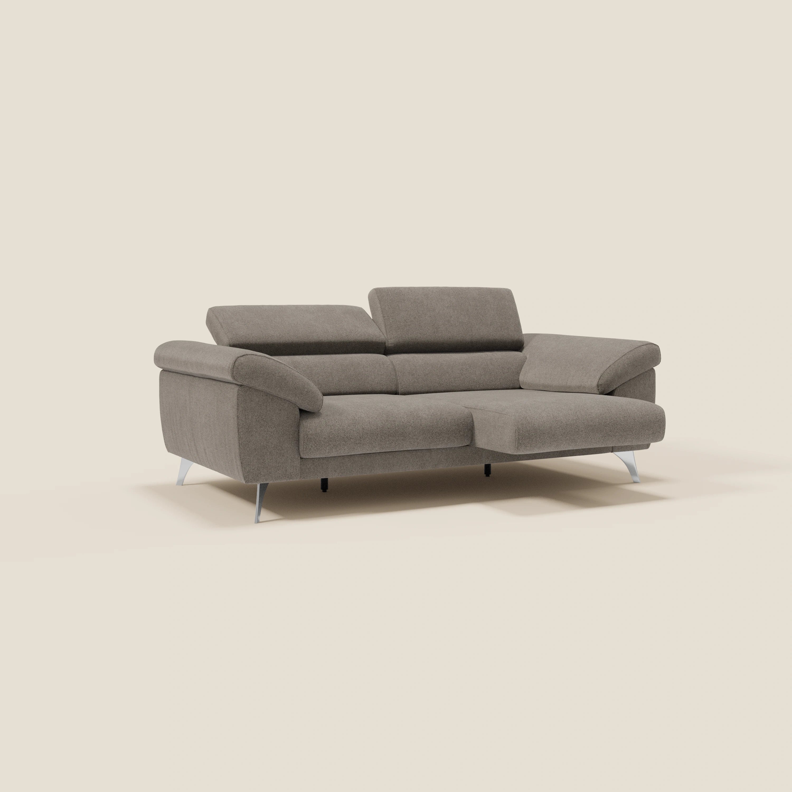 Il divano Donatello di Divani.Store è un moderno divano a L in tessuto antimacchia T23 talpa con sedute allungabili, braccioli contenitori e poggiatesta reclinabili. La chaise longue si trova a destra per aggiungere comfort e stile.