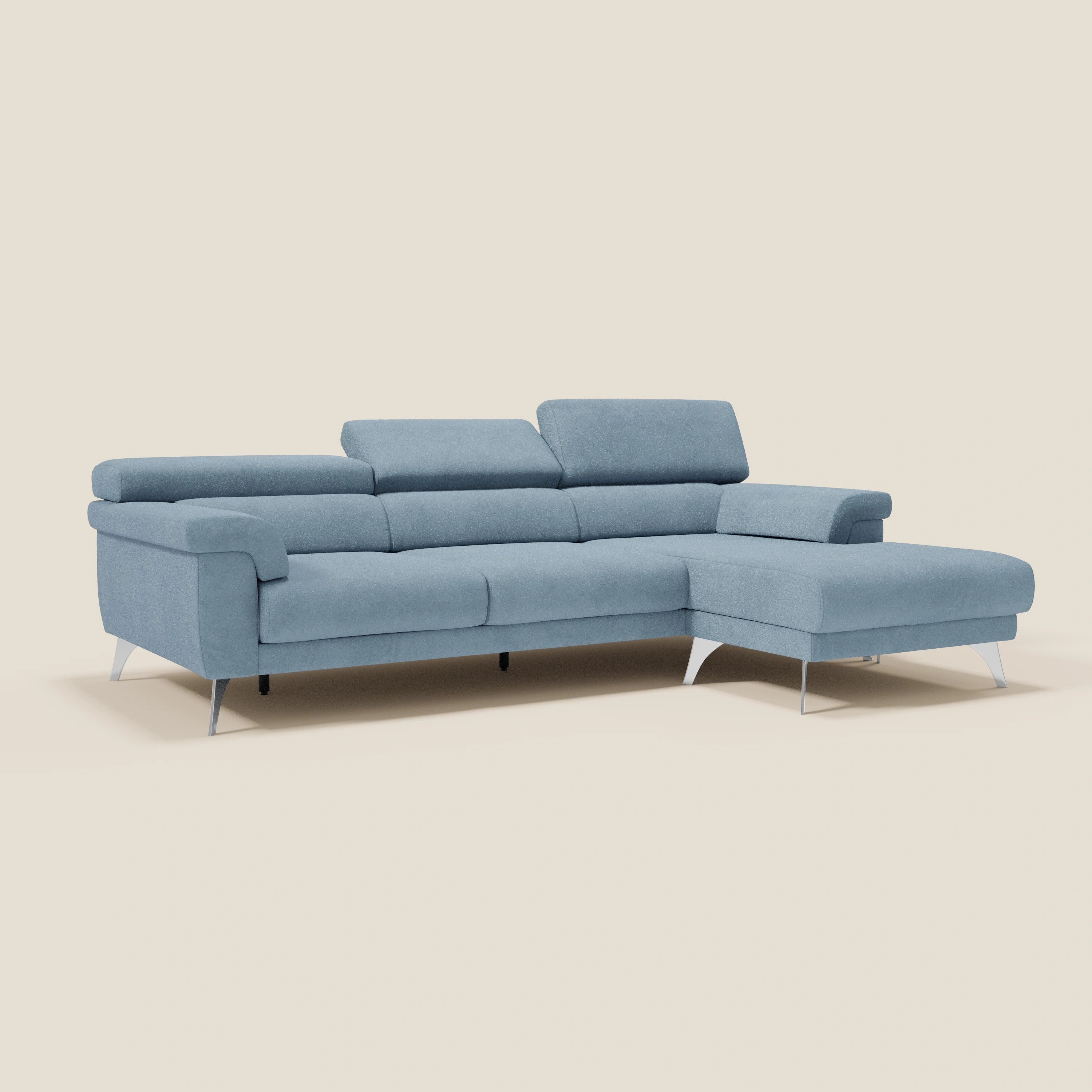 Il Raffaello Divano angolare di Divani.Store è caratterizzato da sedili scorrevoli, poggiatesta regolabili, microfibra antimacchia T11 carta da zucchero, gambe angolari metalliche, chaise lounge sul lato destro, cuscini morbidi e braccioli arrotondati su uno sfondo beige.