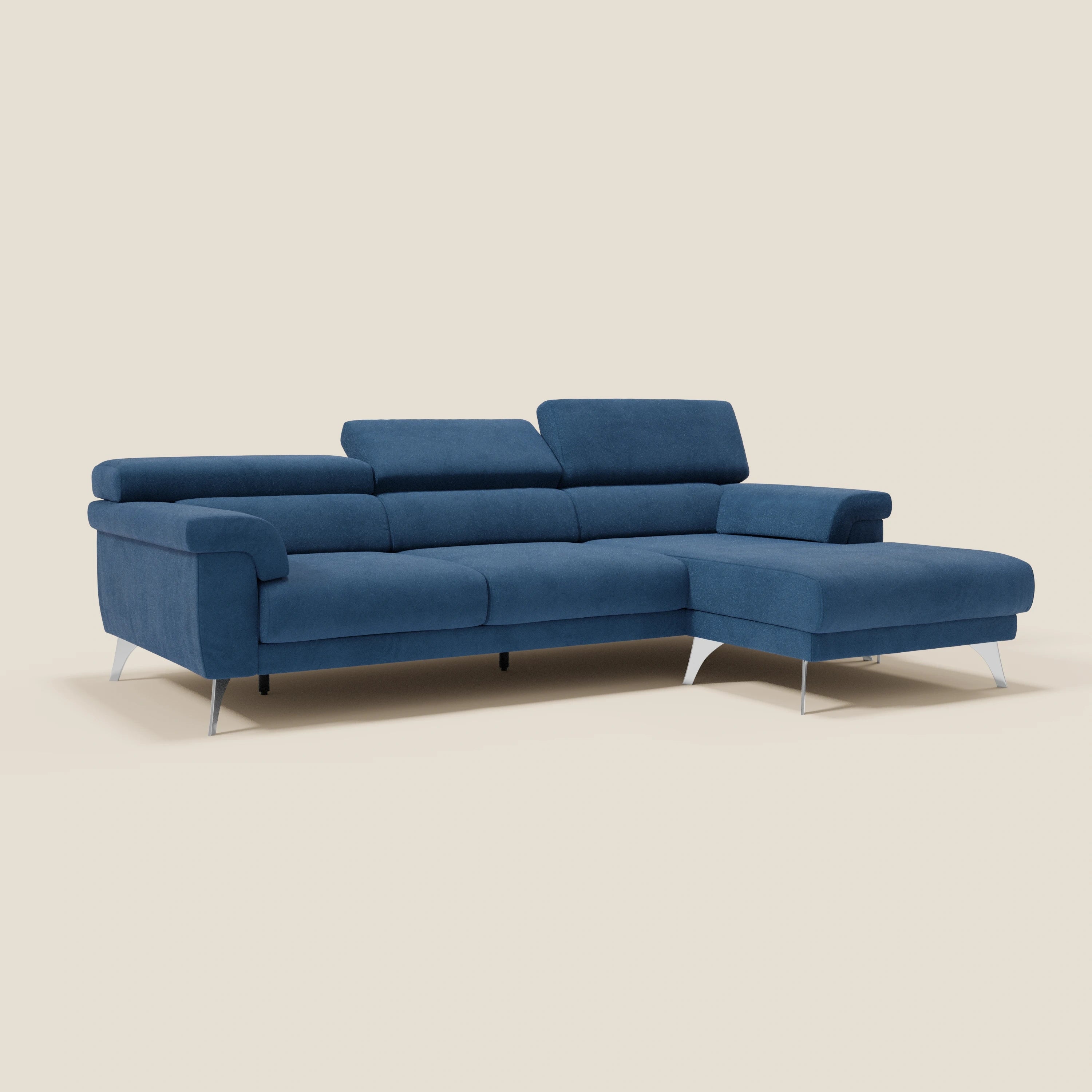 Il divano angolare Raffaello di Divani.Store è caratterizzato da sedute scorrevoli, poggiatesta regolabili, ampi braccioli ed eleganti gambe in metallo smacchiabile in microfibra T11 blu. La chaise lounge è a destra, su uno sfondo beige.