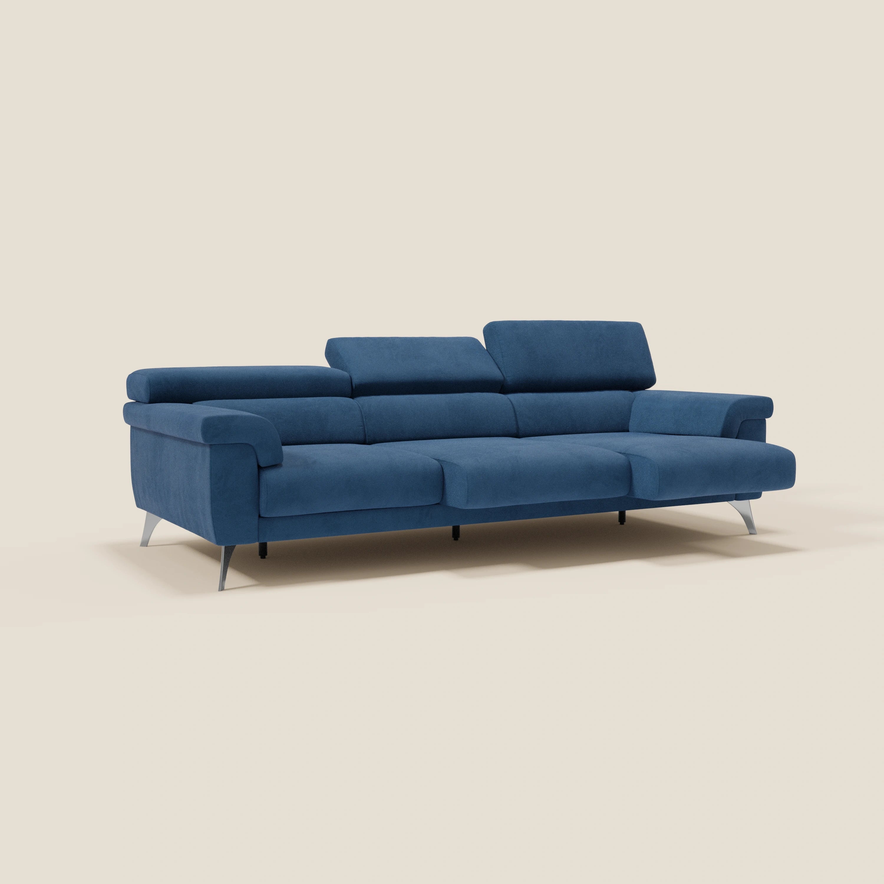Il divano Raffaello di Divani.Store è caratterizzato da 3 sedute allungabili e poggiatesta reclinabili in microfibra T11 blu, facile da pulire, che combinano stile minimalista e comfort su uno sfondo beige.