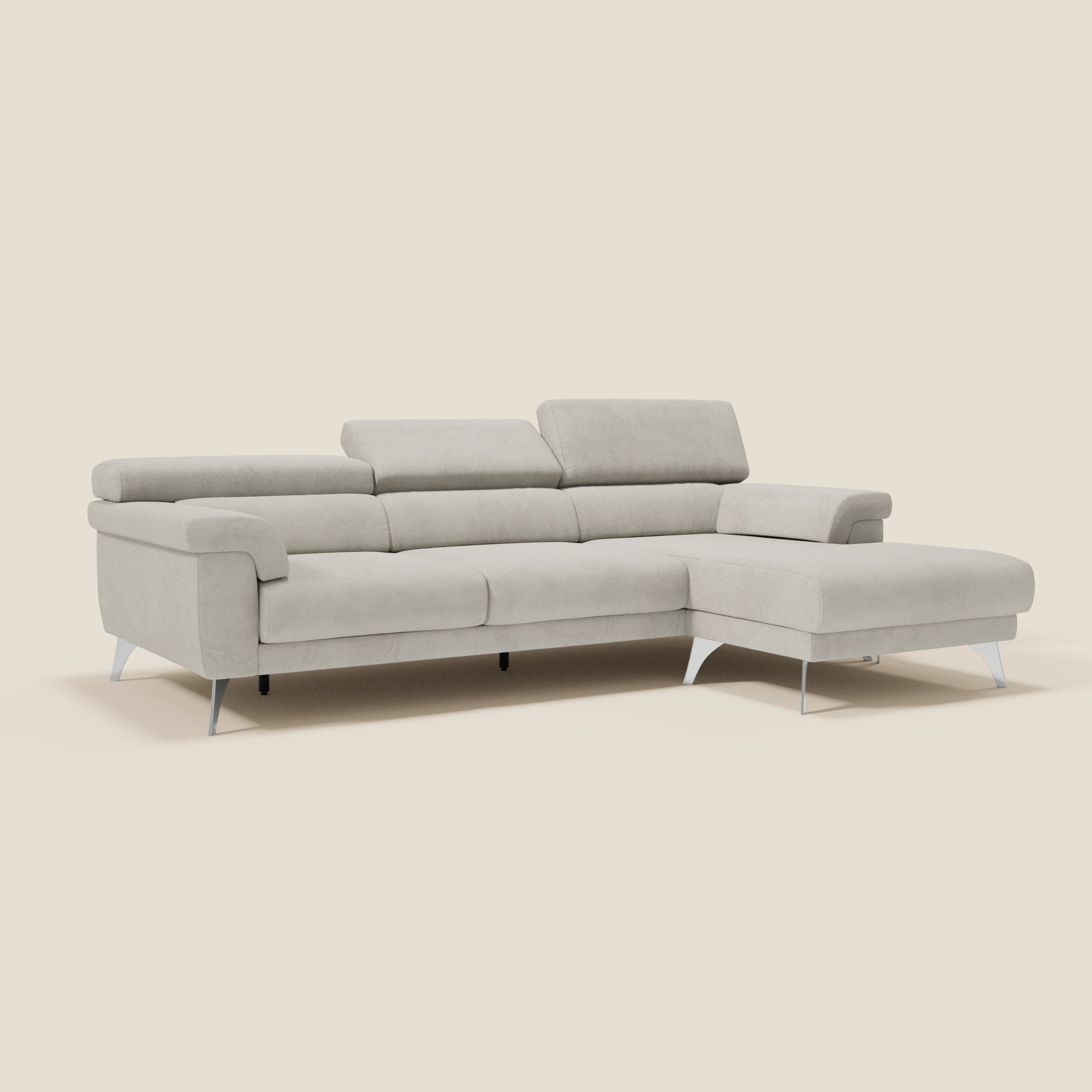 Il divano angolare Raffaello di Divani.Store è caratterizzato da sedute scorrevoli, poggiatesta regolabili e rivestimento in microfibra panna T11 facile da pulire. Il suo design moderno è sottolineato da linee eleganti e ampi braccioli.