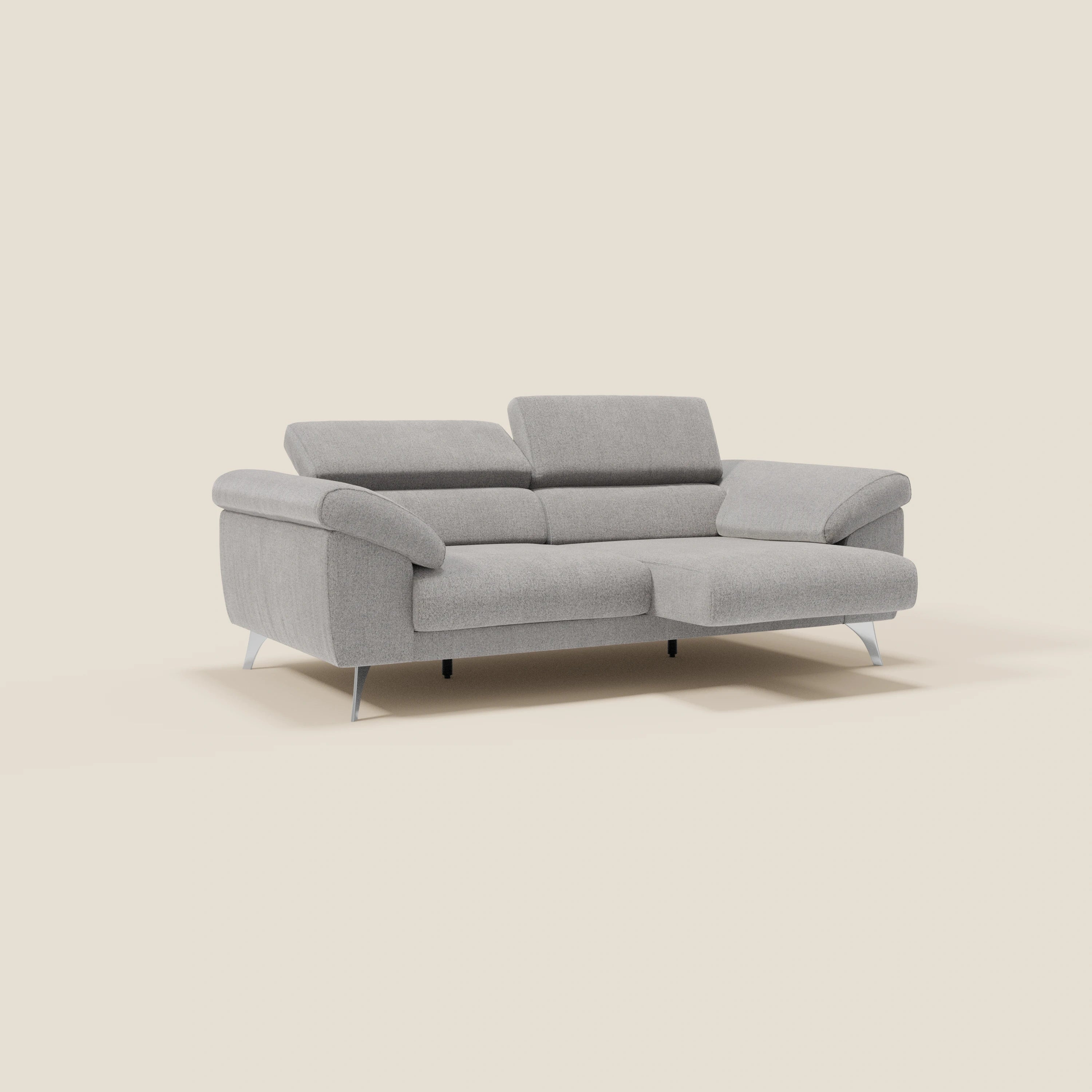 Il divano Donatello di Divani.Store è caratterizzato da sedute allungabili, braccioli contenitore e poggiatesta reclinabili in tessuto smacchiabile T23 grigio, che coniugano stile e comfort moderni con un pratico contenitore e un'elegante chaise lounge.