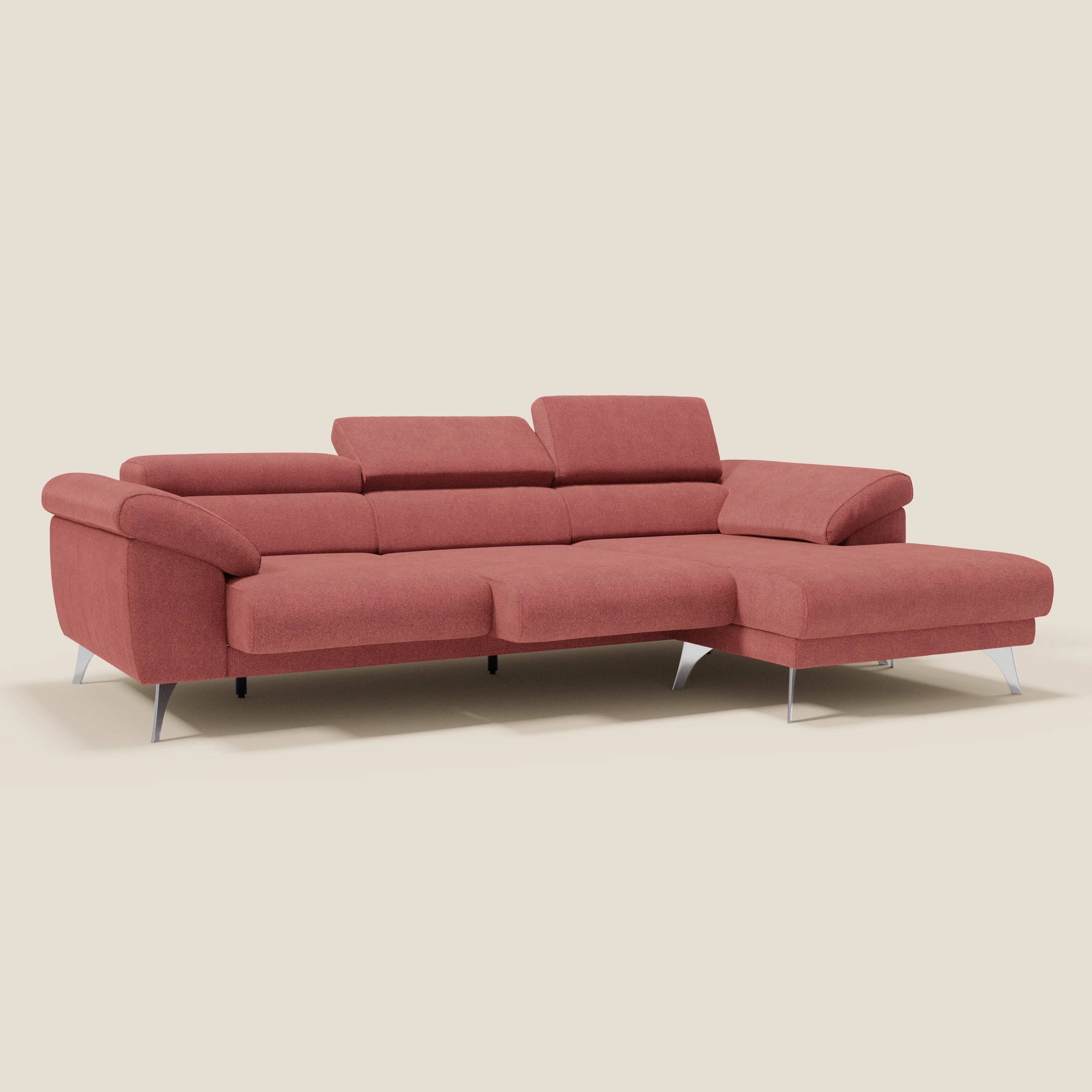 Il Divano angolare Donatello di Divani.Store, in morbido tessuto antimacchia T23 rosso ciliegia, è caratterizzato da sedute scorrevoli, braccioli portaoggetti, poggiatesta regolabili e chaise lounge, il tutto su uno sfondo beige chiaro.