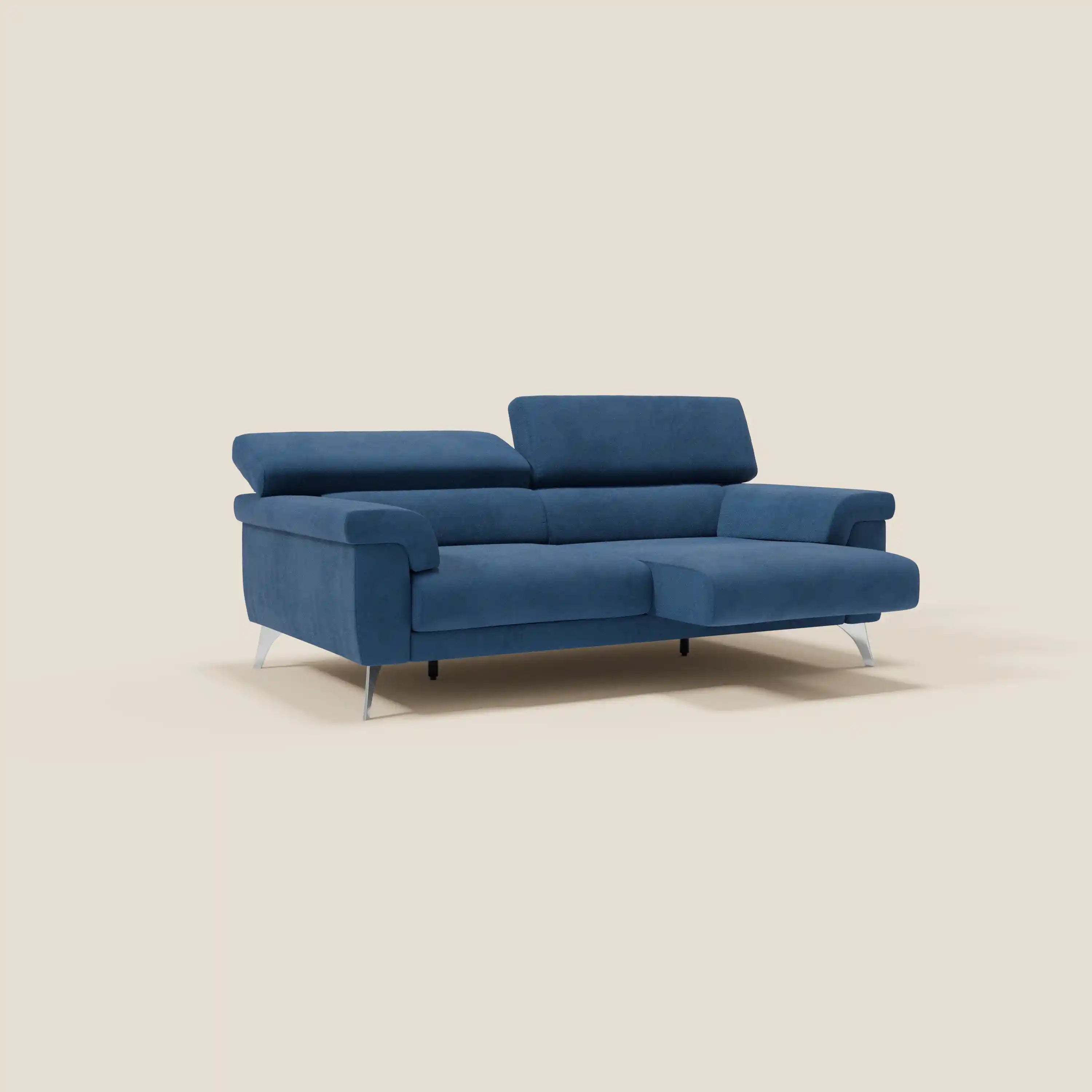 Il divano Raffaello di Divani.Store, in microfibra blu T11 antimacchia, è caratterizzato da sedute allungabili, poggiatesta reclinabili, ampi braccioli ed eleganti gambe in metallo. Il suo design a L comprende una chaise lounge sul lato destro su uno sfondo beige semplice.