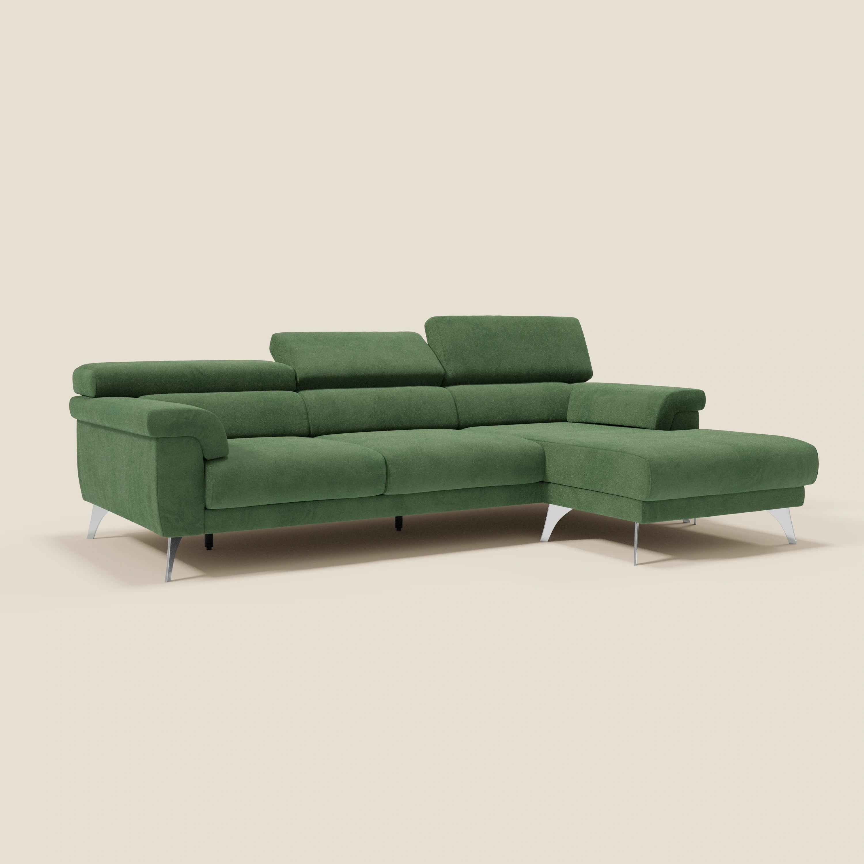 Il divano angolare Raffaello di Divani.Store, in microfibra verde T11 antimacchia con sedute scorrevoli e poggiatesta regolabili, è caratterizzato da una chaise lounge sul lato destro e da gambe in metallo su uno sfondo beige chiaro. Design elegante e moderno.