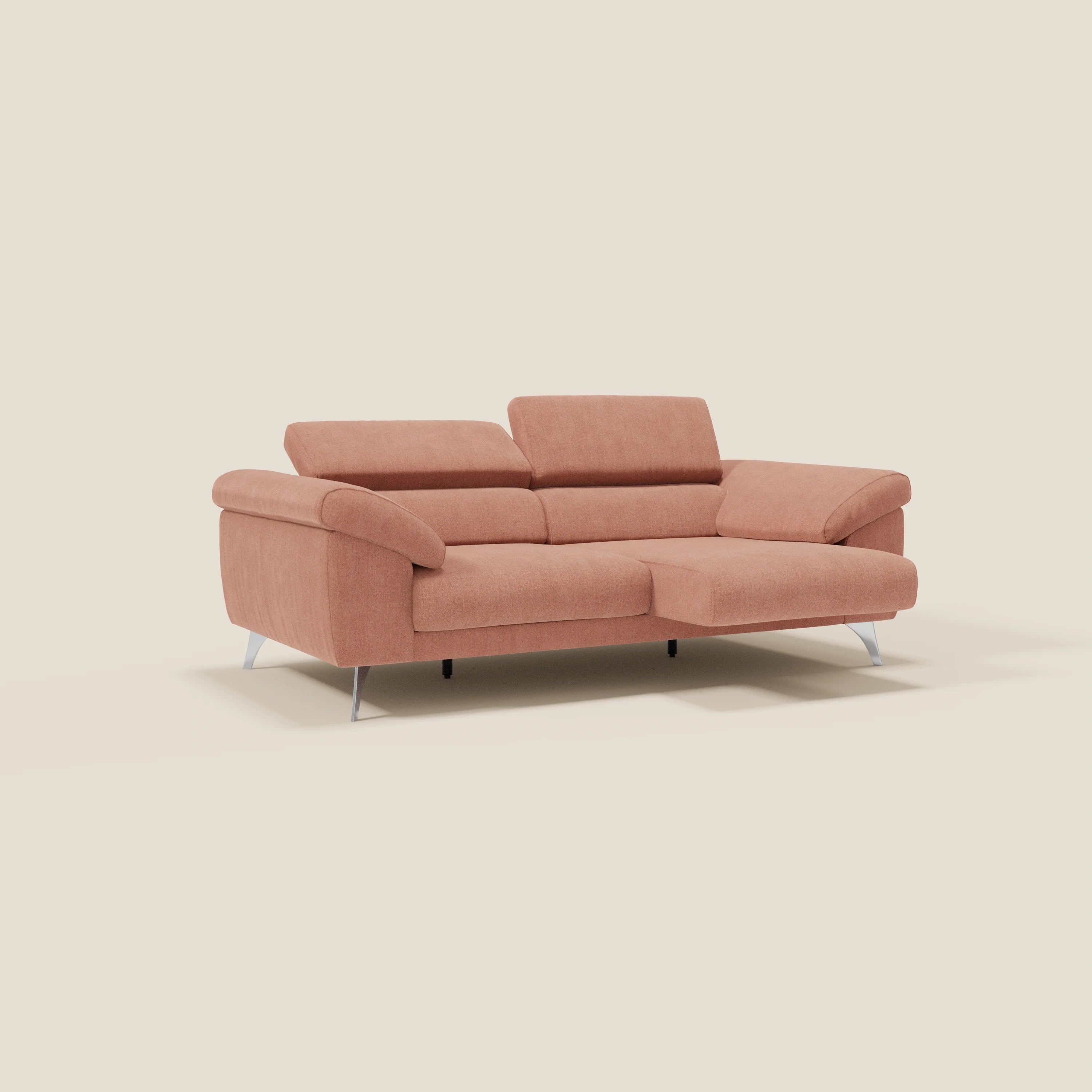 Il divano Donatello di Divani.Store in tessuto smacchiabile T23 pesca è caratterizzato da sedute allungabili, braccioli contenitore e poggiatesta reclinabili per un comfort e uno stile contemporanei.