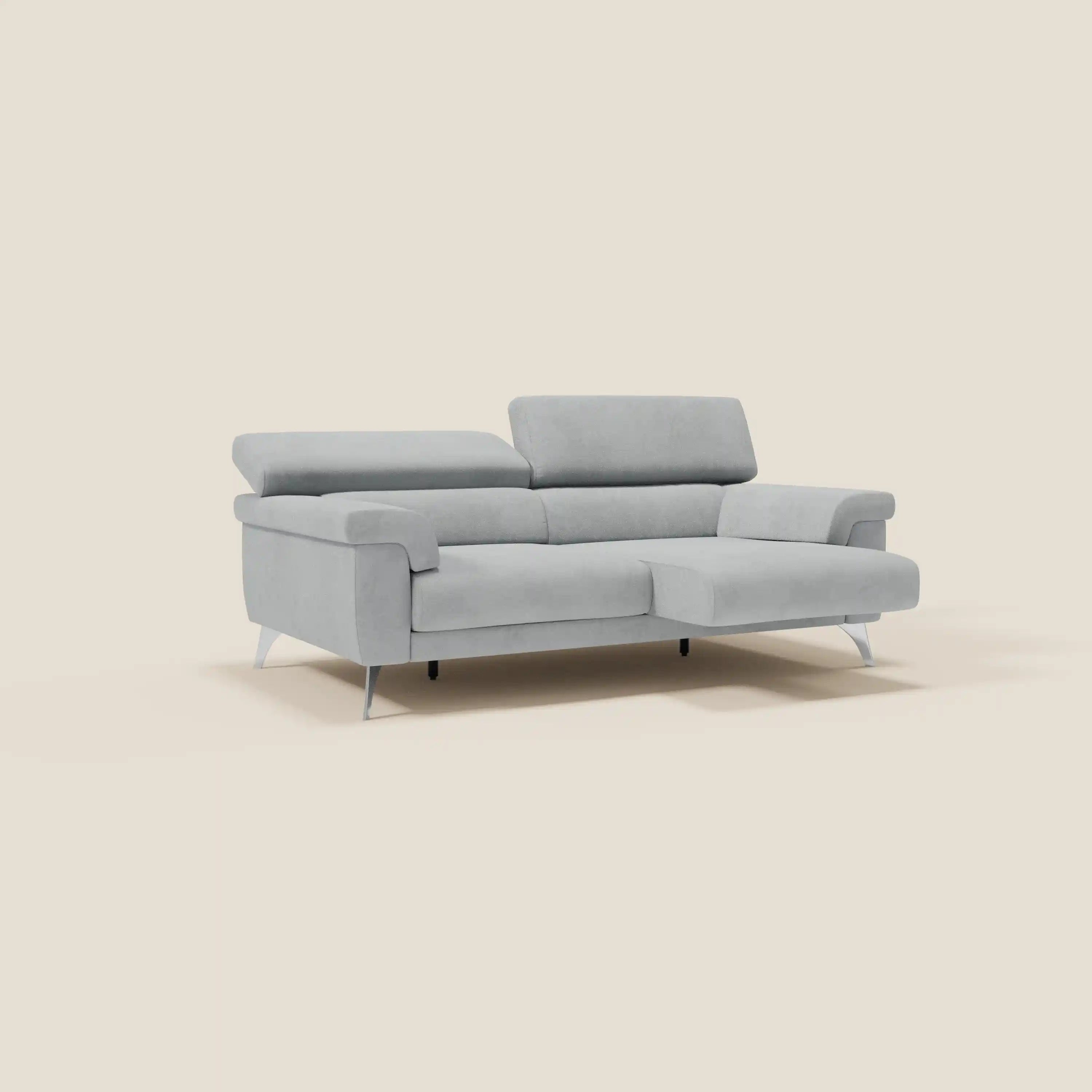 Il divano Raffaello con sedute allungabili e poggiatesta reclinabili in microfibra T11 grigio chiaro di Divani.Store è caratterizzato da sottili gambe in metallo e da una chaise lounge per un maggiore comfort, qui raffigurata su uno sfondo beige semplice.