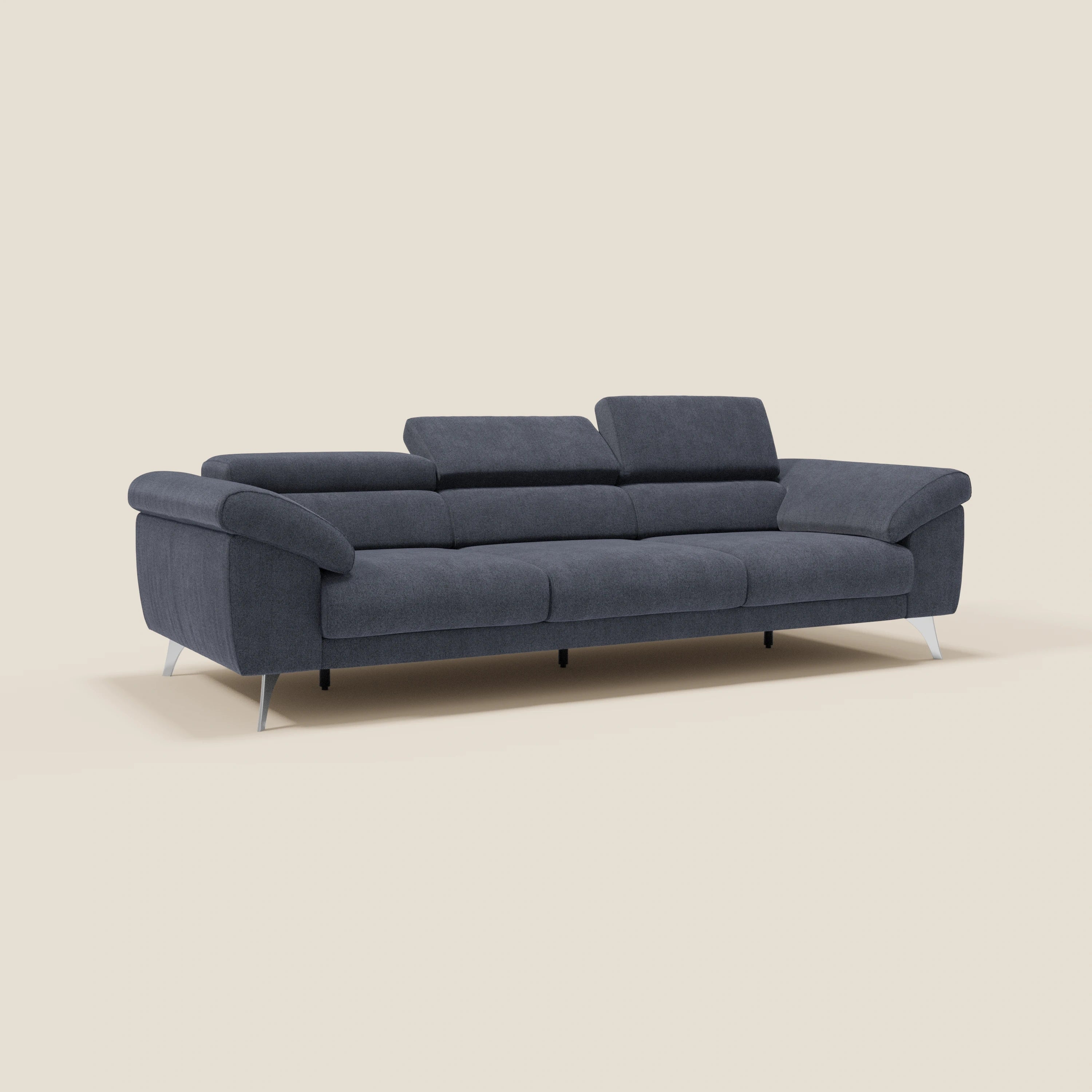 Donatello di Divani.Store è un divano moderno a 3 posti in tessuto antimacchia ardesia blu T23, con sedute estensibili, braccioli contenitori e poggiatesta regolabili per un comfort avvolgente e uno stile contemporaneo.